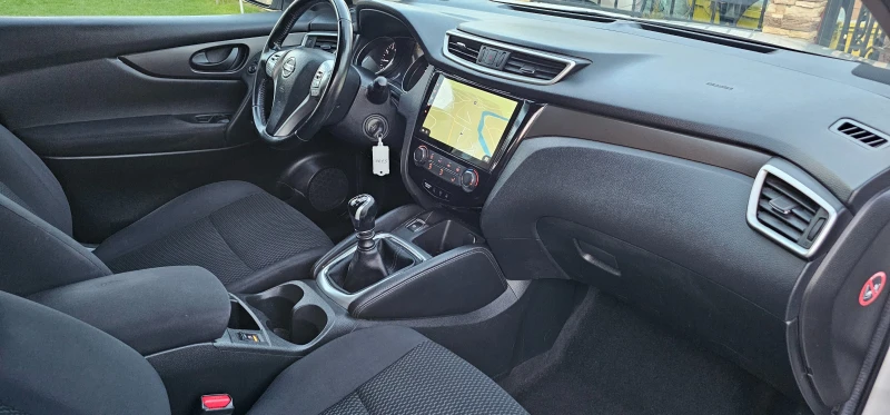 Nissan Qashqai  DIG-T , снимка 11 - Автомобили и джипове - 52528382