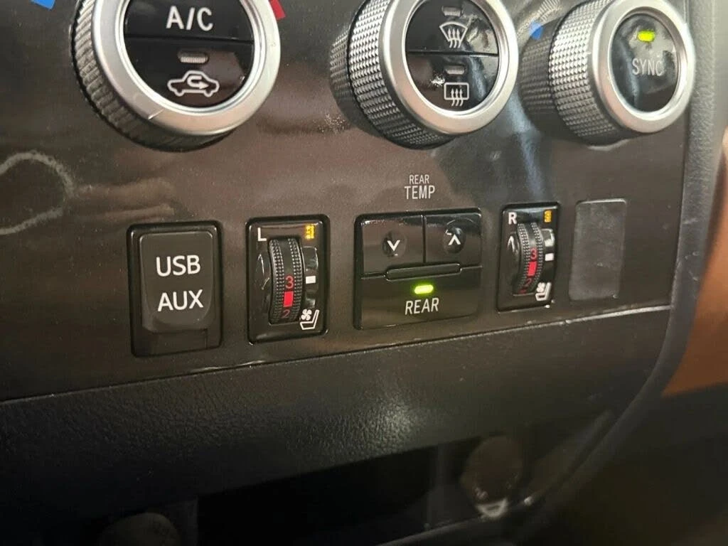 Toyota Sequoia PLATINUM * 4WD * БЕЗ РЪЖДА * CARFAX * 7 МЕСТА * , снимка 10 - Автомобили и джипове - 54146254