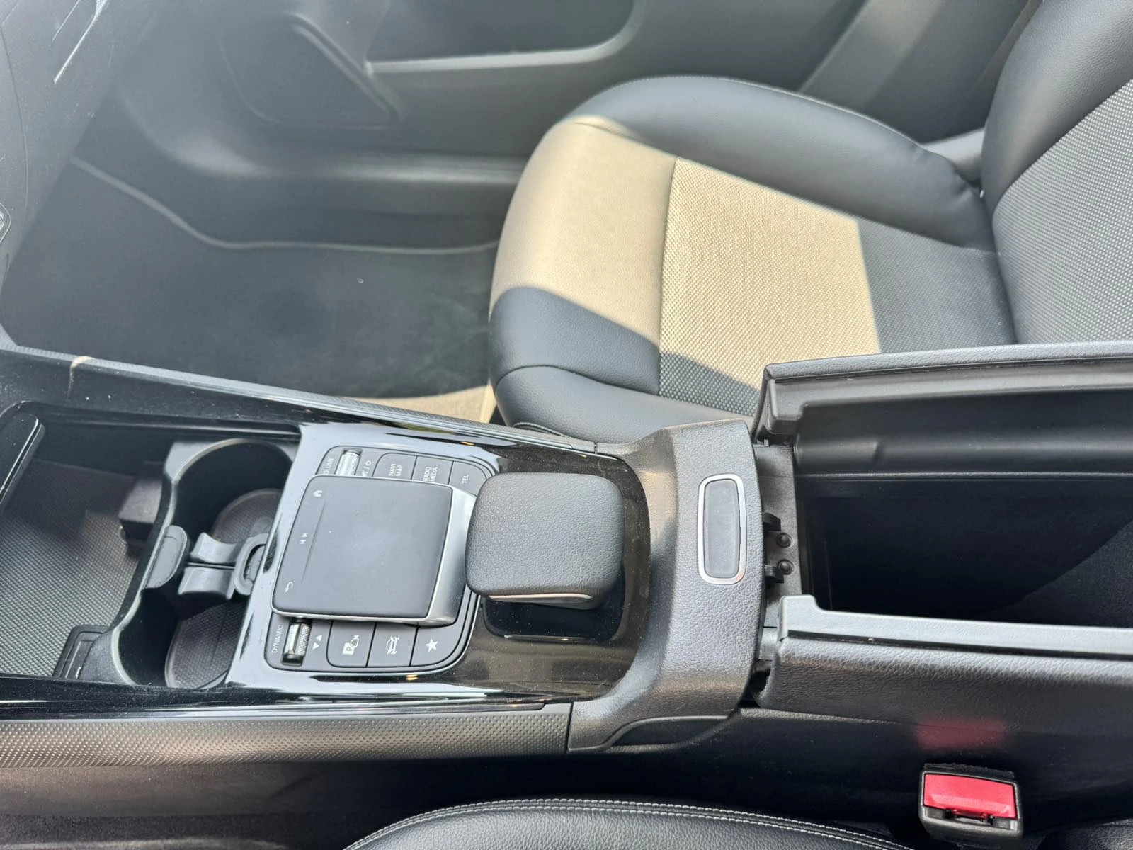 Mercedes-Benz GLB 180 180d, снимка 12 - Автомобили и джипове - 55120328