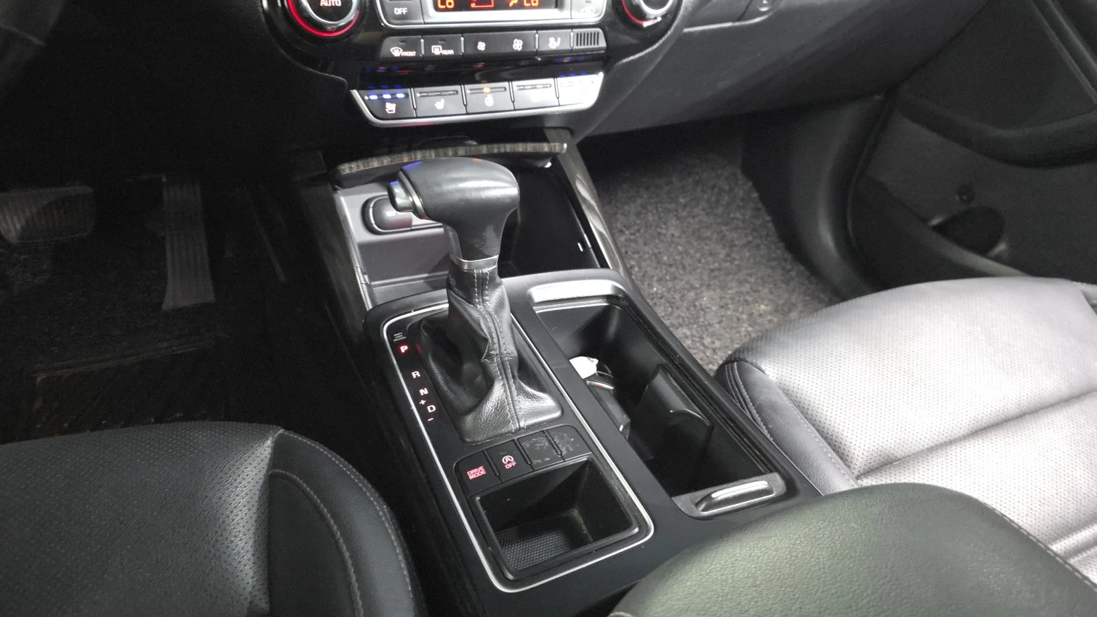 Kia Sorento 2.2* KEYLESS* ПОДГРЕВ ВОЛАН* ЕЛ. БАГАЖНИК* КРАЙНА , снимка 9 - Автомобили и джипове - 55318959