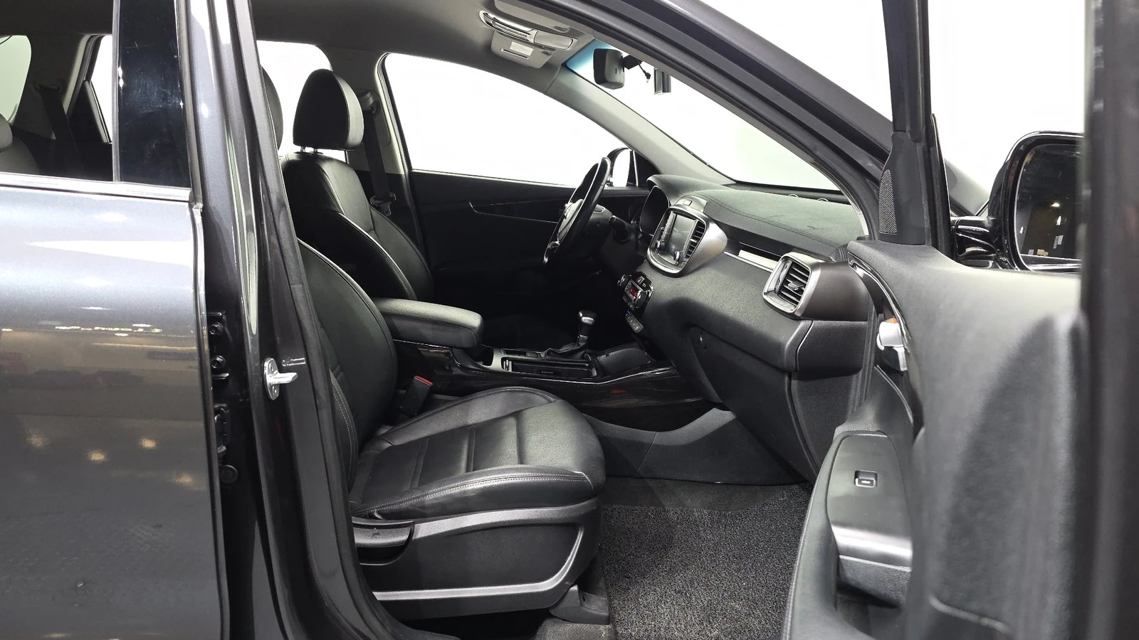 Kia Sorento 2.2* KEYLESS* ПОДГРЕВ ВОЛАН* ЕЛ. БАГАЖНИК* КРАЙНА , снимка 11 - Автомобили и джипове - 55318959