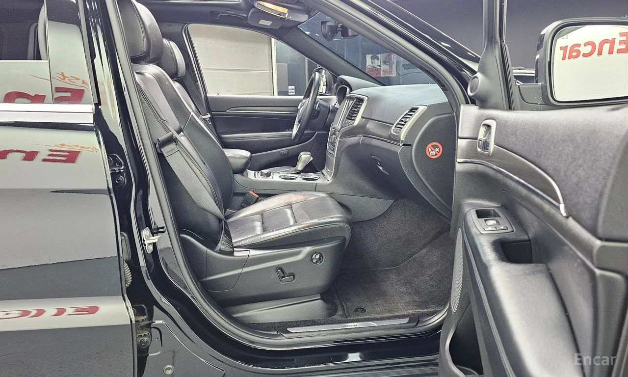 Jeep Grand cherokee 3.6* V6* 8ZF* ПОДГРЕВ* ОБДУХВАНЕ* КАМЕРА* МЪРТВА* , снимка 14 - Автомобили и джипове - 55582884
