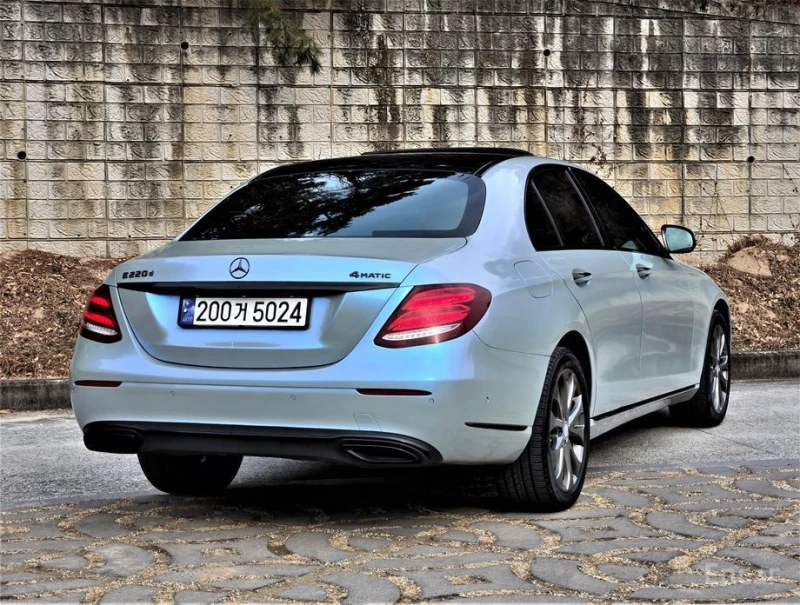 Mercedes-Benz E 220, снимка 2 - Автомобили и джипове - 53477342