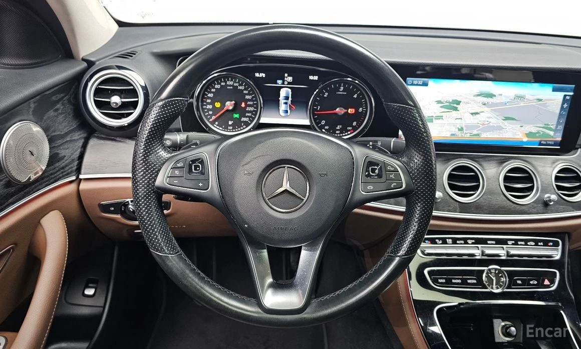 Mercedes-Benz E 220, снимка 13 - Автомобили и джипове - 54039340