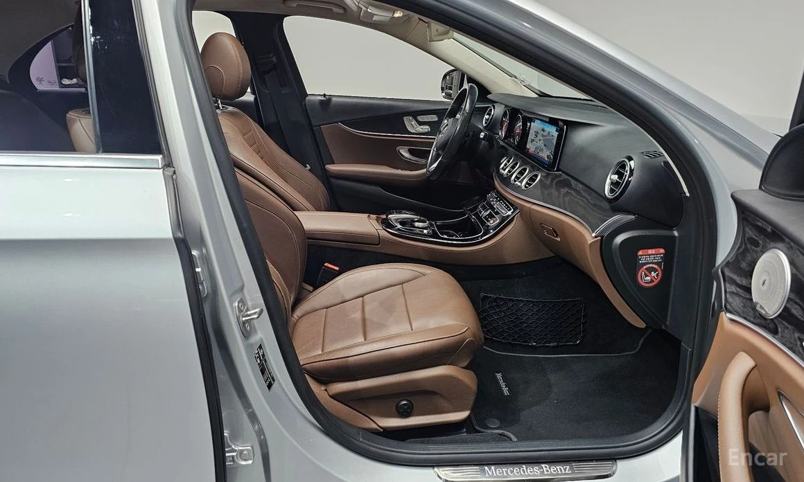 Mercedes-Benz E 220, снимка 11 - Автомобили и джипове - 54039340