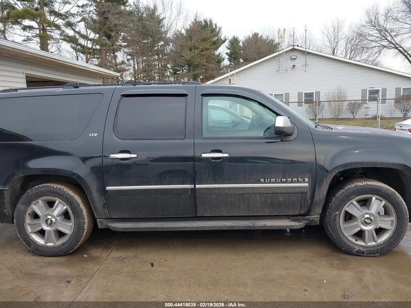 Chevrolet Suburban 5.3L V-8 310HP 4X4 Drive, снимка 14 - Автомобили и джипове - 53937270