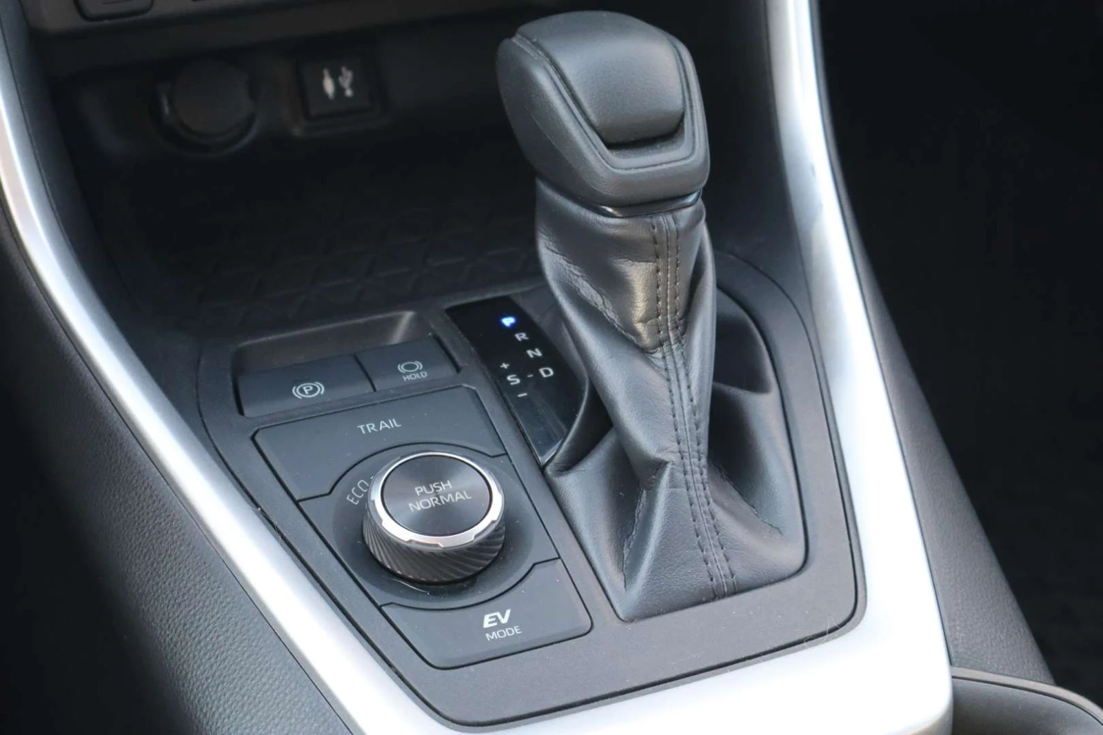 Toyota Rav4 Хибрид / Navi / ЦЕНА до БГ, снимка 14 - Автомобили и джипове - 55435427