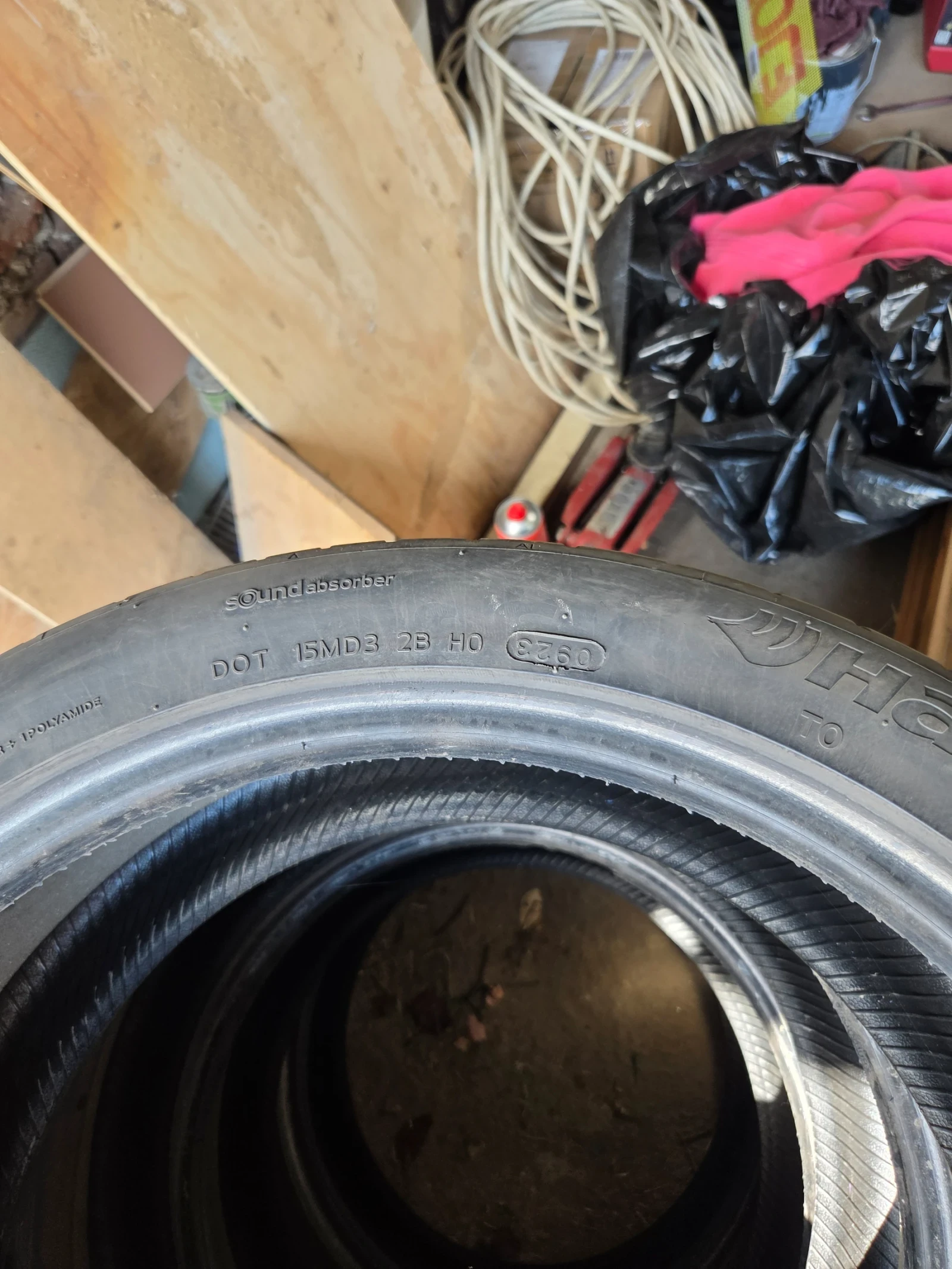 Гуми Летни 235/40R19, снимка 2 - Гуми и джанти - 54791263