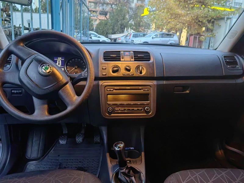 Skoda Fabia 1.2, снимка 11 - Автомобили и джипове - 52292510