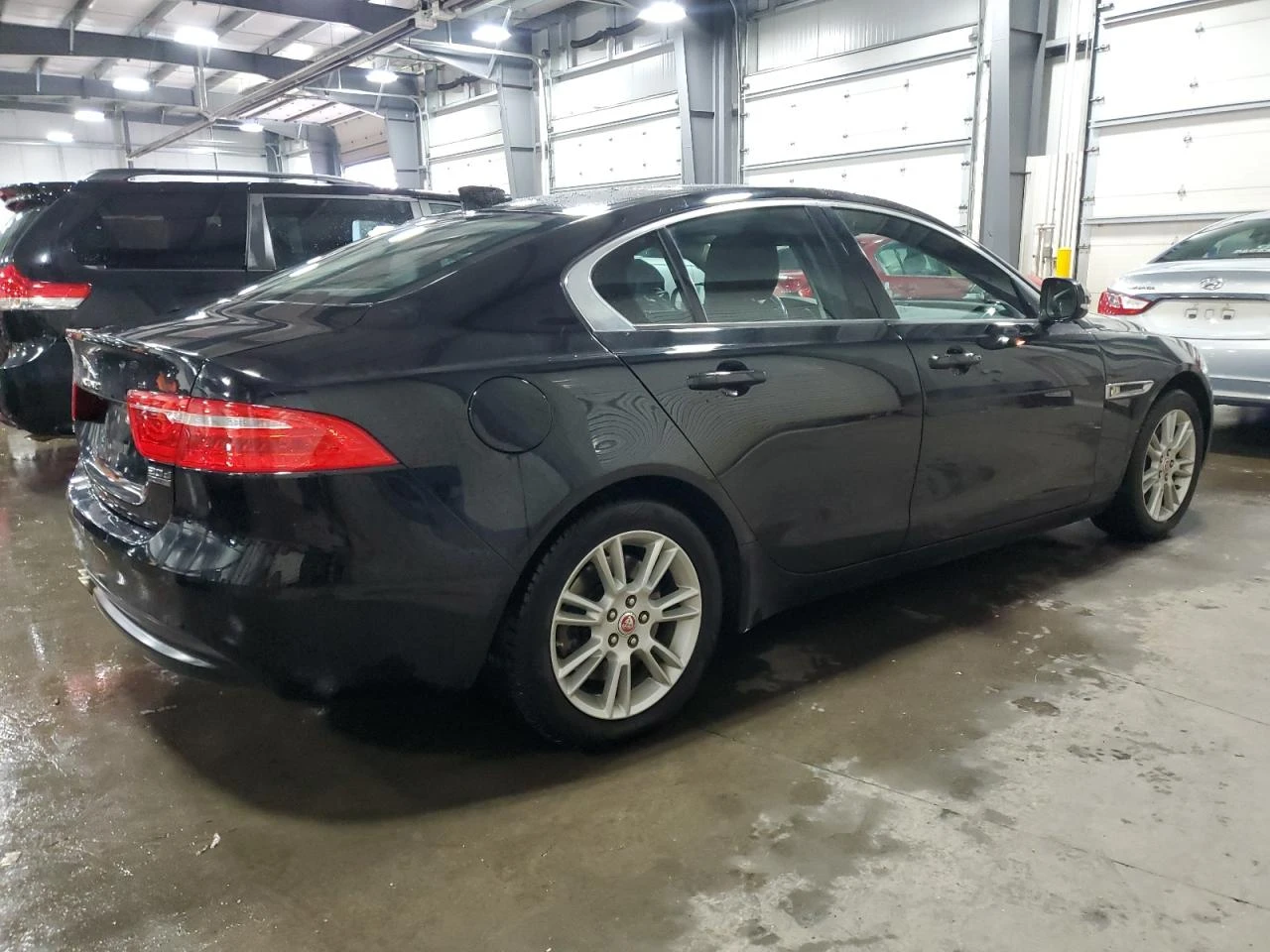 Jaguar XE 20d Premium AWD - изображение 3