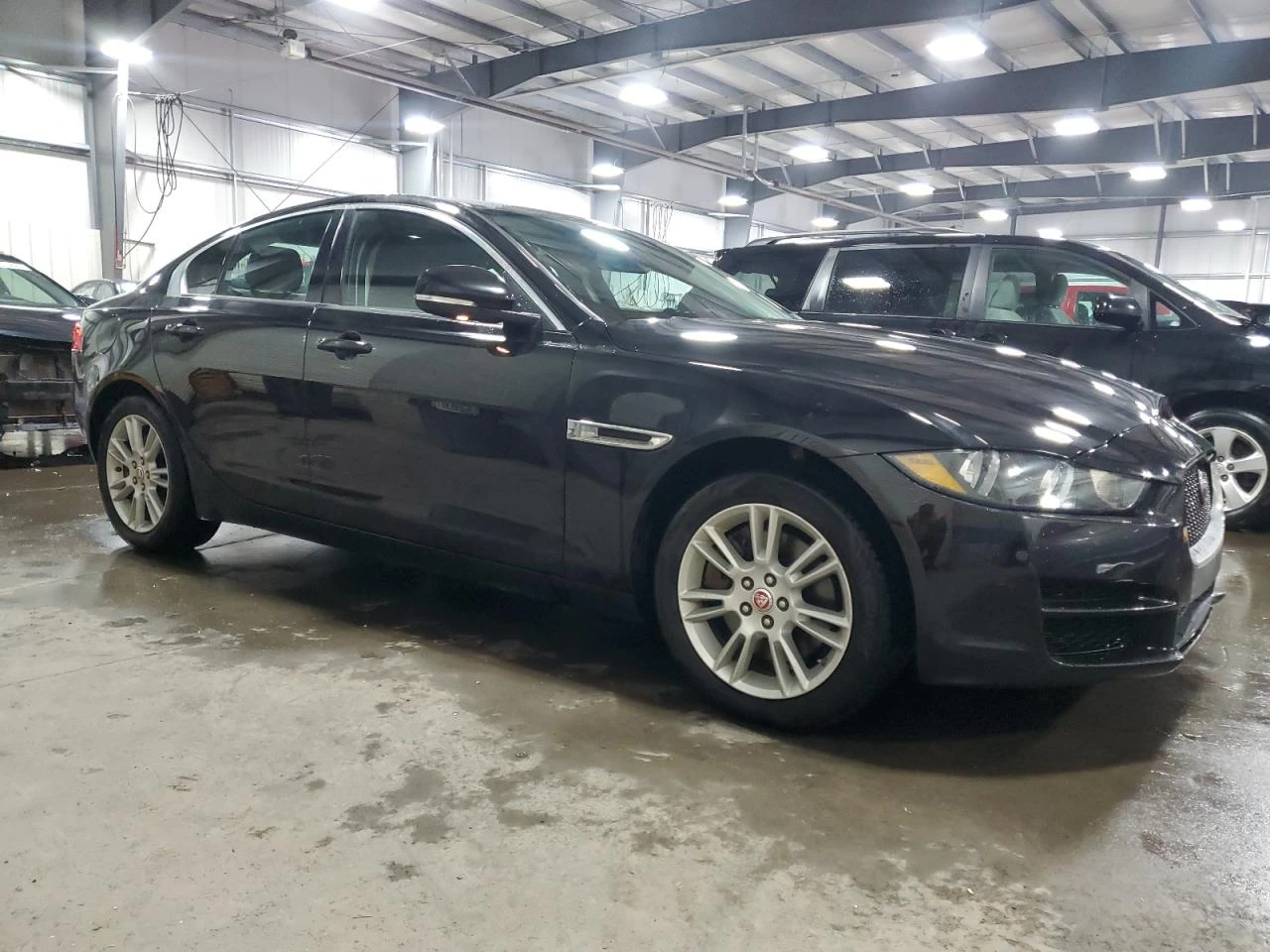 Jaguar XE 20d Premium AWD - изображение 4