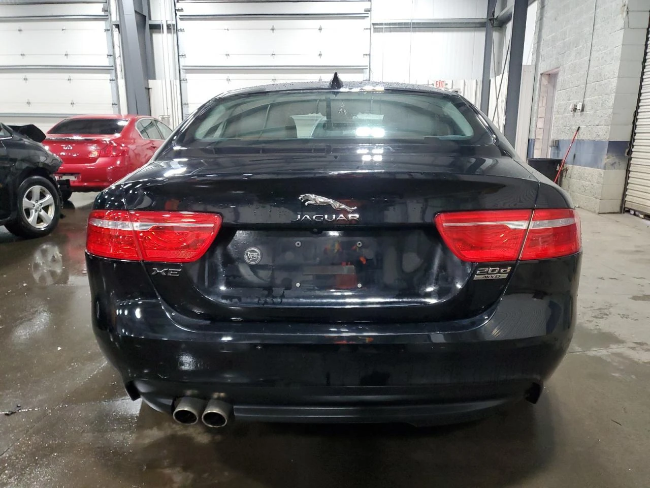 Jaguar XE 20d Premium AWD - изображение 6