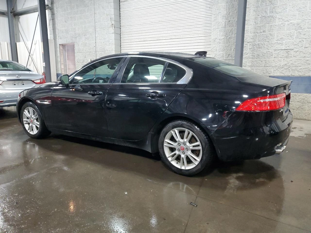 Jaguar XE 20d Premium AWD - изображение 2