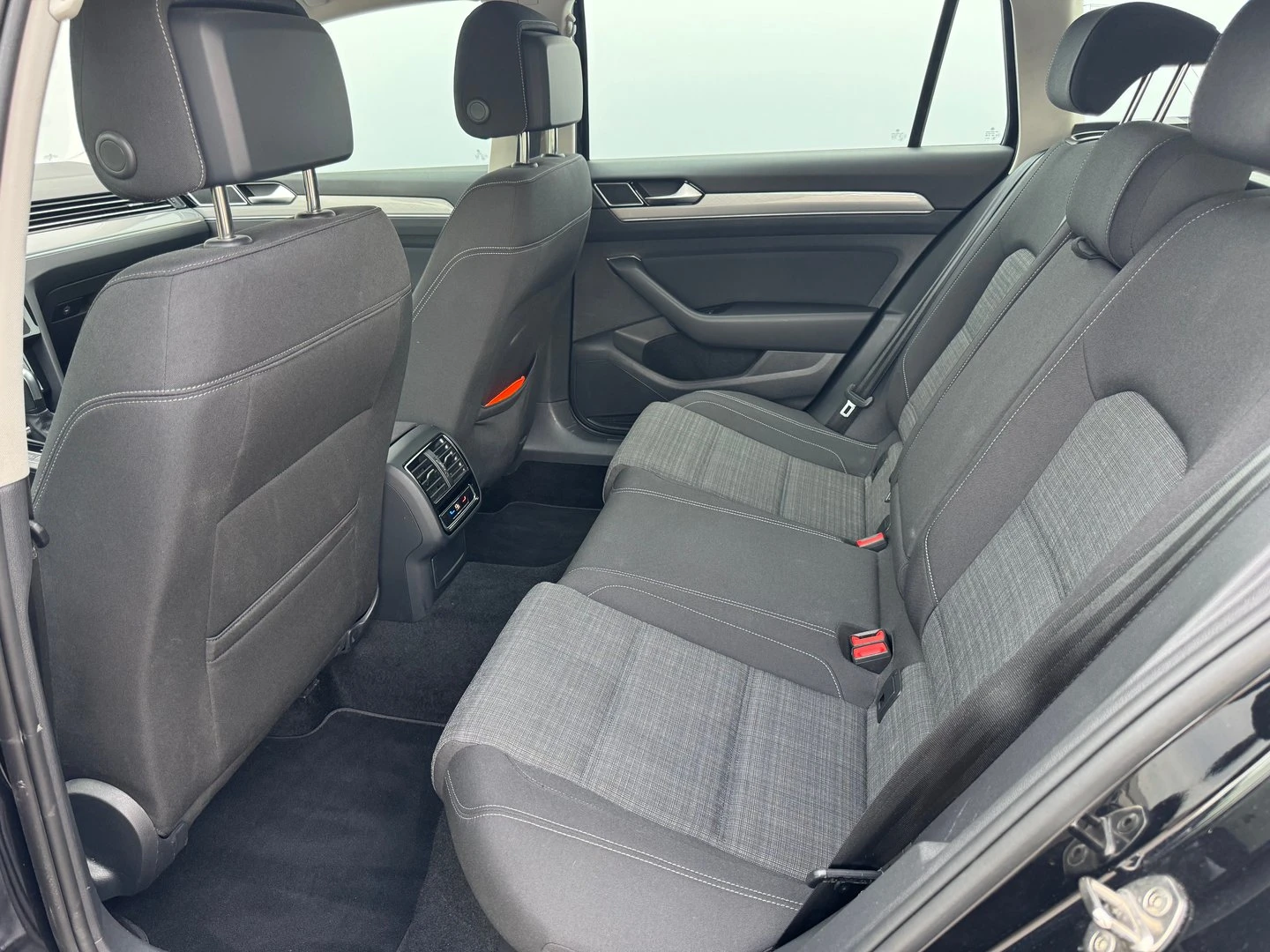 VW Passat Business 2.0 TDI SCR DSG | Mobile.bg — изображение 7