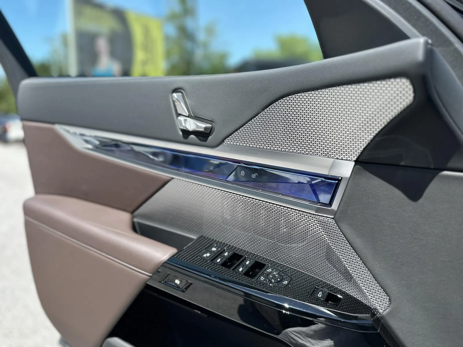 BMW 750 E xDrive / PANO / CAMERA 360 / HUD / TV /FULL, снимка 6 - Автомобили и джипове - 54078022