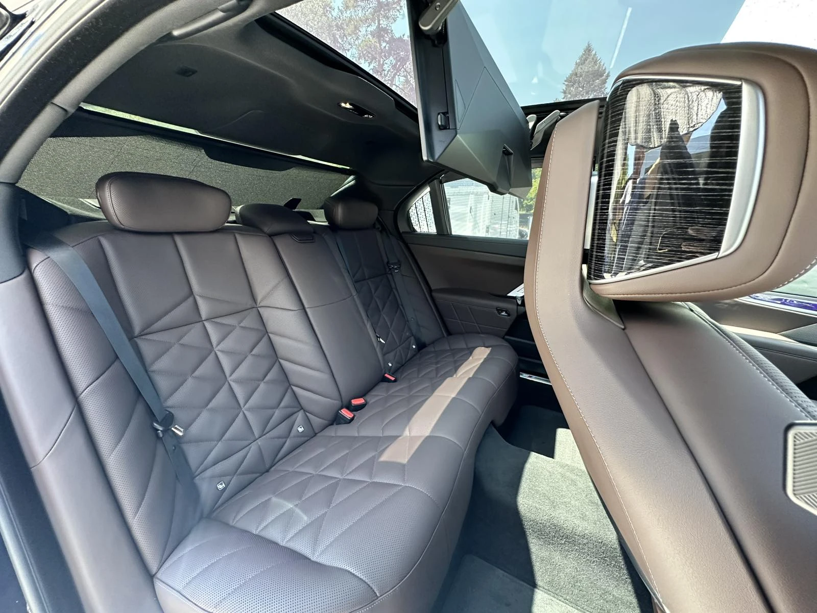 BMW 750 E xDrive / PANO / CAMERA 360 / HUD / TV /FULL, снимка 17 - Автомобили и джипове - 54078022