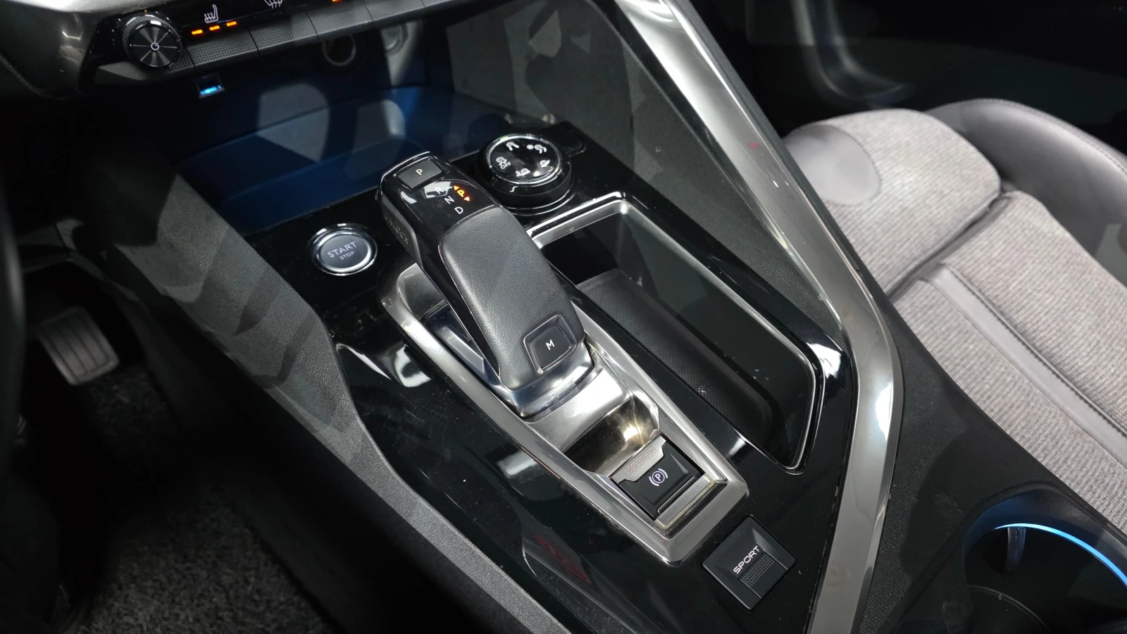 Peugeot 3008 1.6 BlueHDi Allure | Камера | LED | Парктроник, снимка 11 - Автомобили и джипове - 54918986