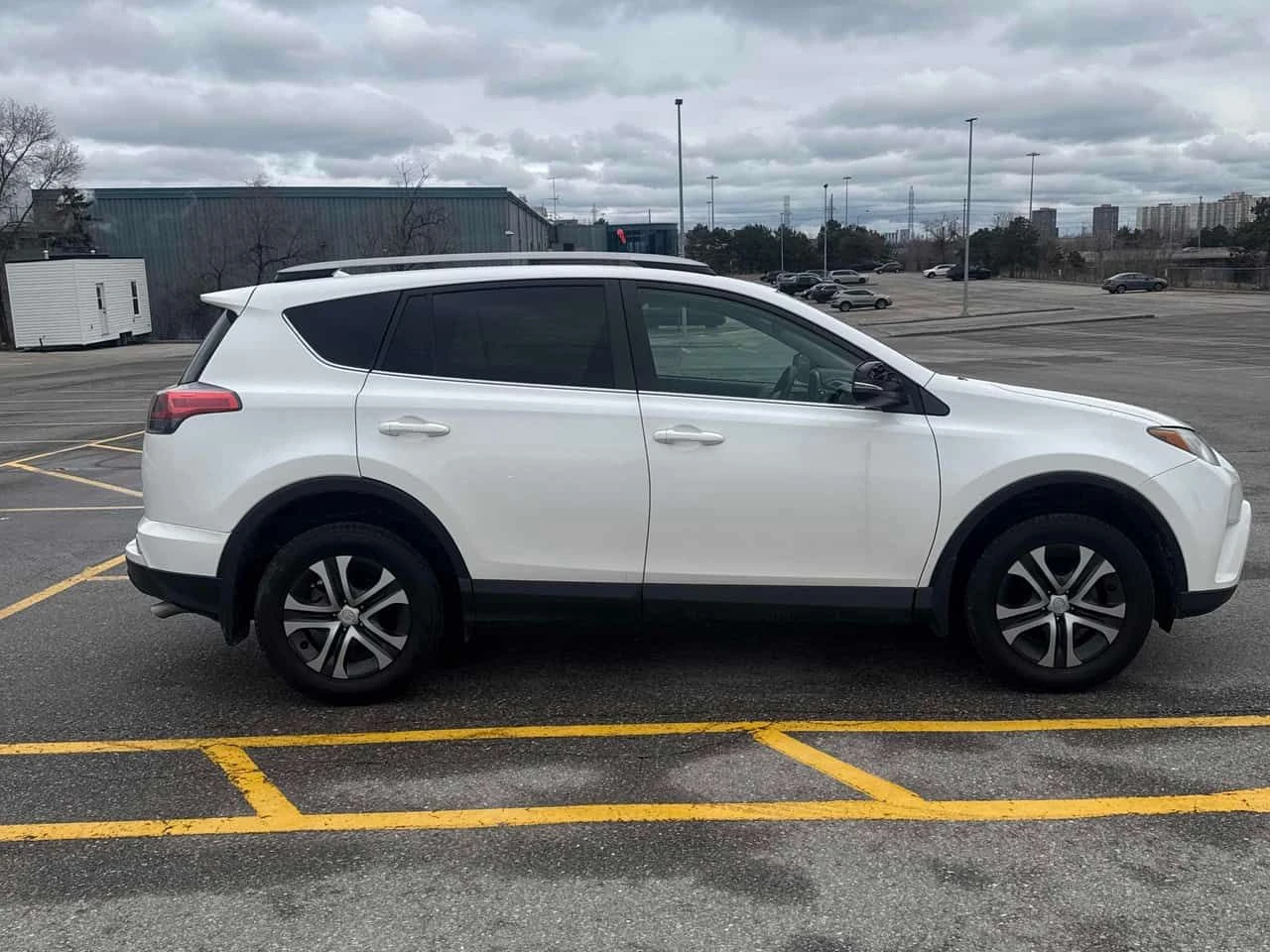 Toyota Rav4 * LE * ПОДГРЕВ * ОТ ЛИЗЕНЗИРАНО ПРЕДСТАВИТЕЛСТВО, снимка 4 - Автомобили и джипове - 53959755