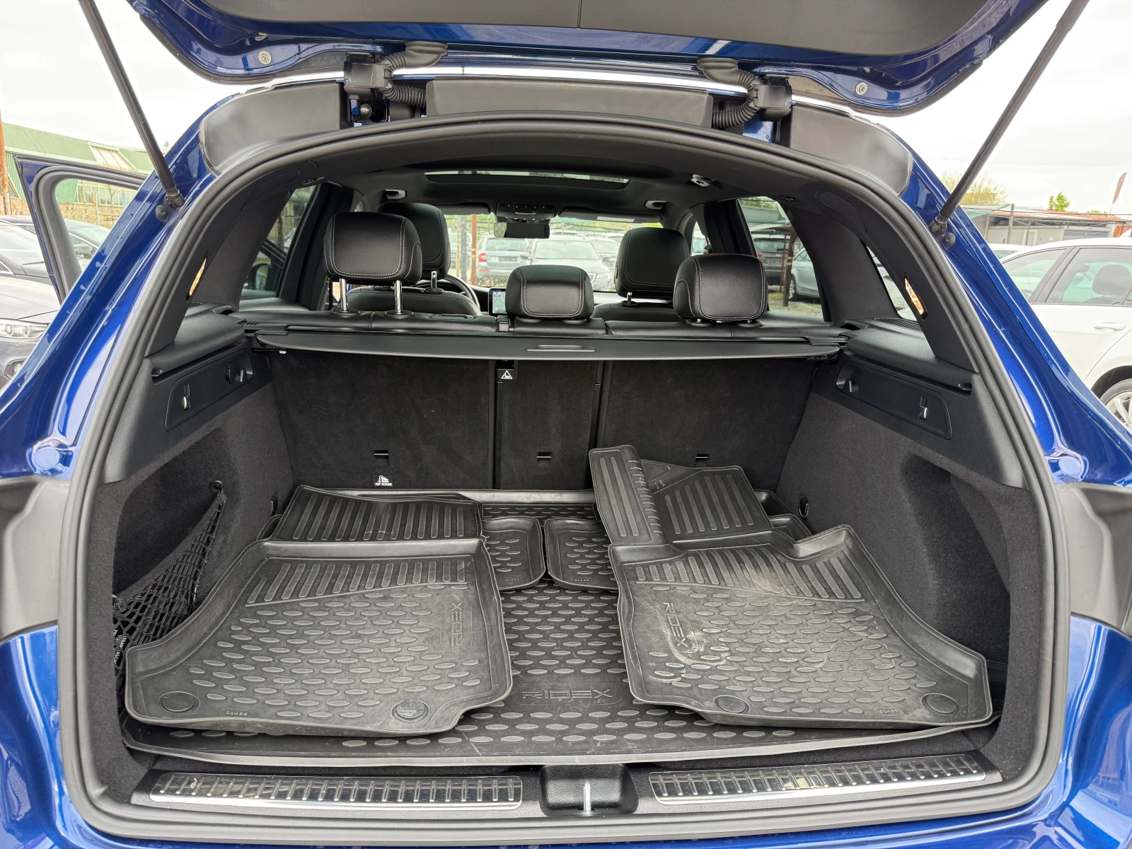 Mercedes-Benz GLC 220 d 97х км/AMG/PANO/360/DISTR./BURM./K-LESS/ПОДГРЕВ, снимка 8 - Автомобили и джипове - 54471365