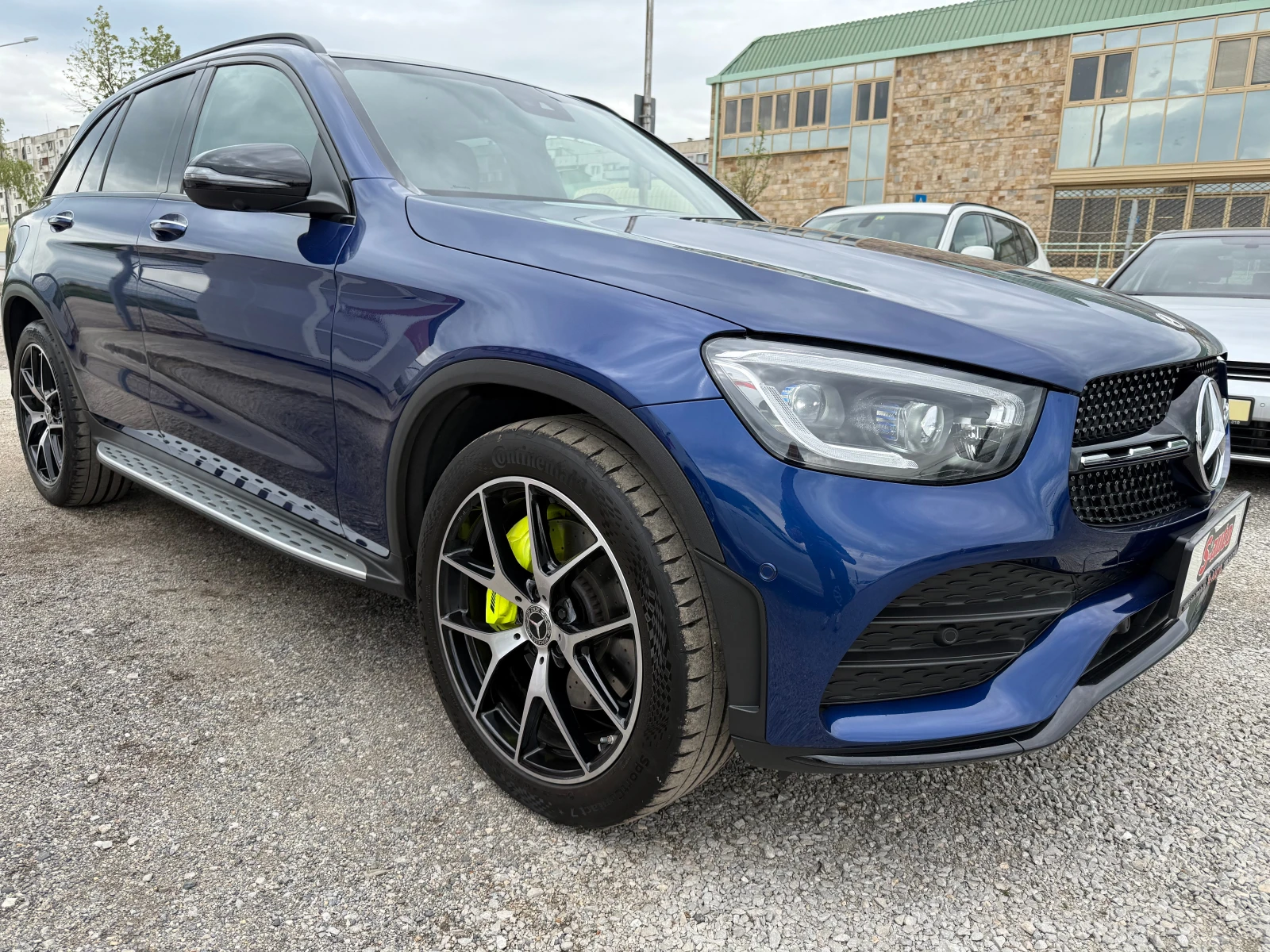 Mercedes-Benz GLC 220 d 97х км/AMG/PANO/360/DISTR./BURM./K-LESS/ПОДГРЕВ, снимка 3 - Автомобили и джипове - 54471365