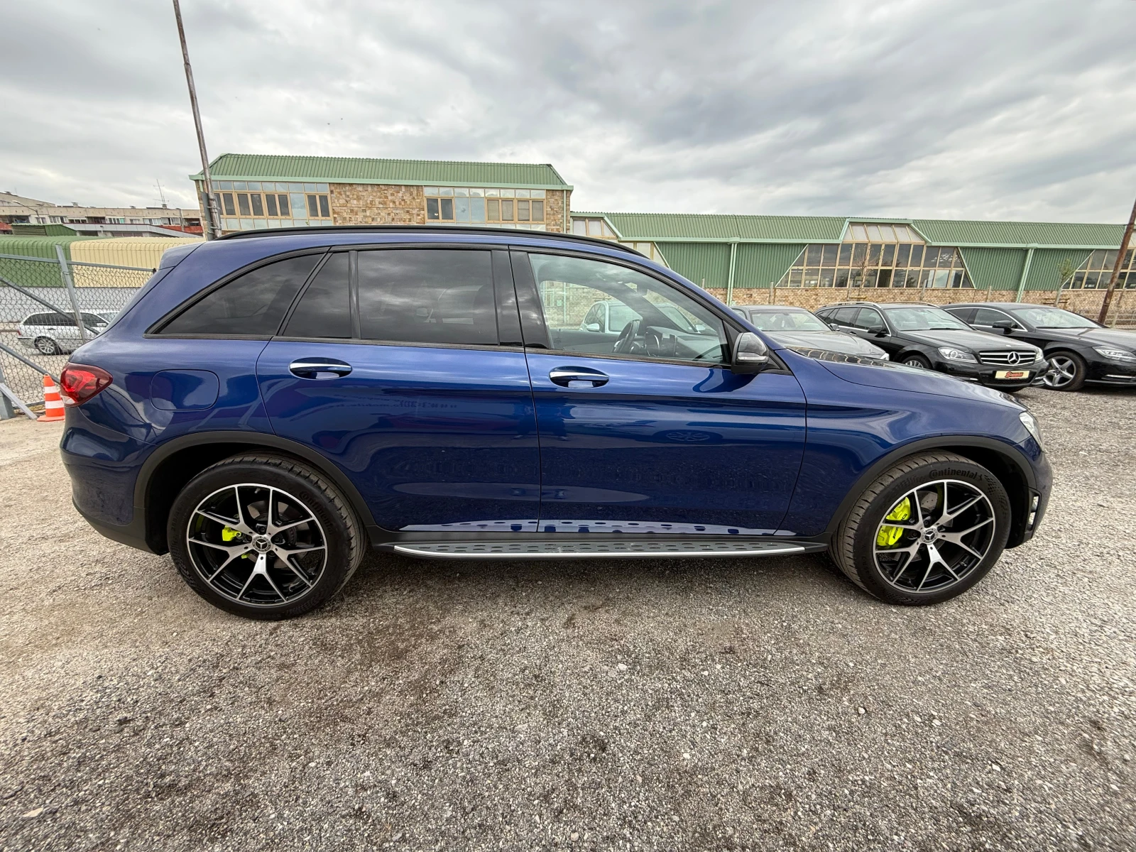 Mercedes-Benz GLC 220 d 97х км/AMG/PANO/360/DISTR./BURM./K-LESS/ПОДГРЕВ, снимка 4 - Автомобили и джипове - 54471365