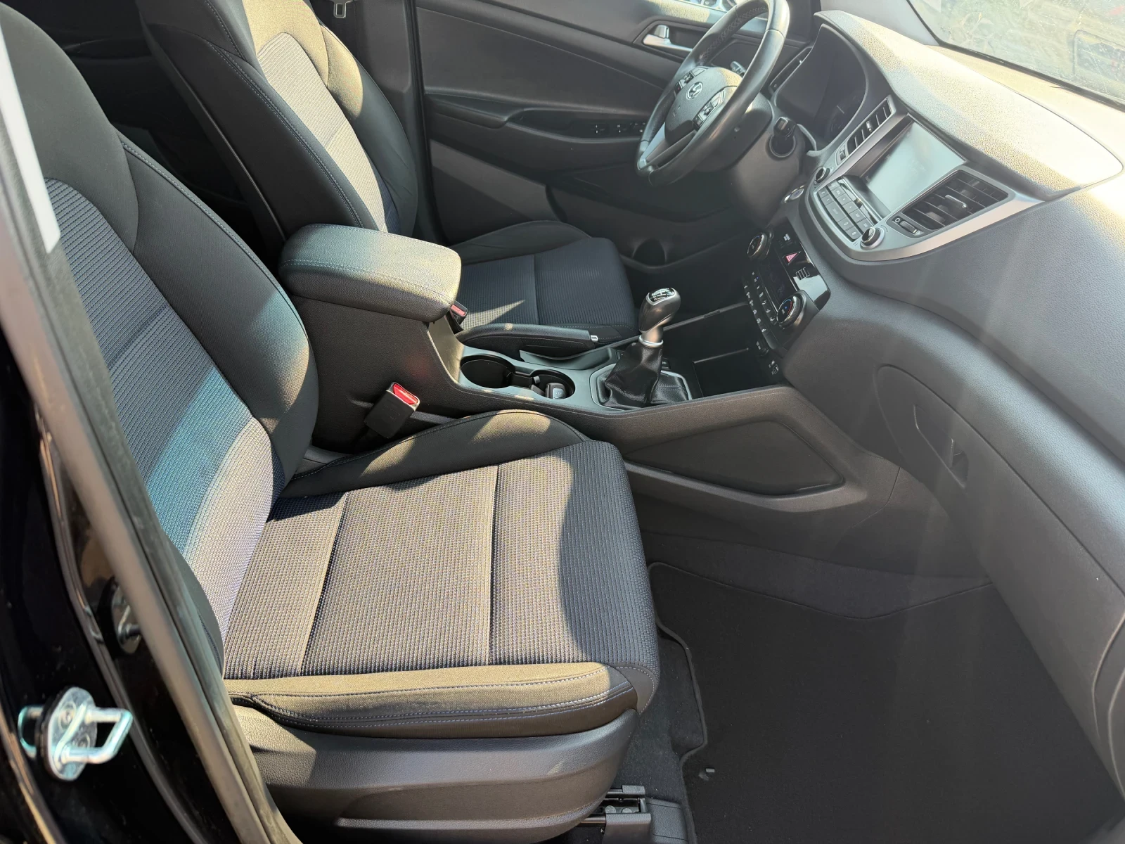Hyundai Tucson 1.7 CRDI, снимка 11 - Автомобили и джипове - 56265524