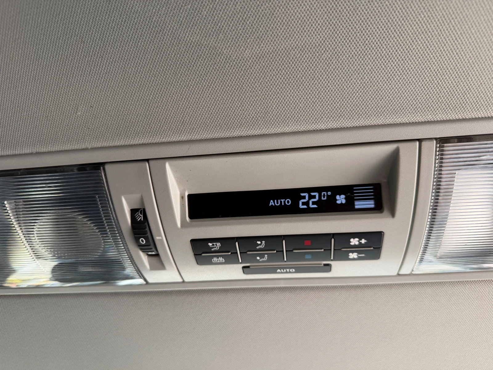 VW Multivan 2.0TDI 140hp SPECIAL EDITION, снимка 14 - Бусове и автобуси - 54239597