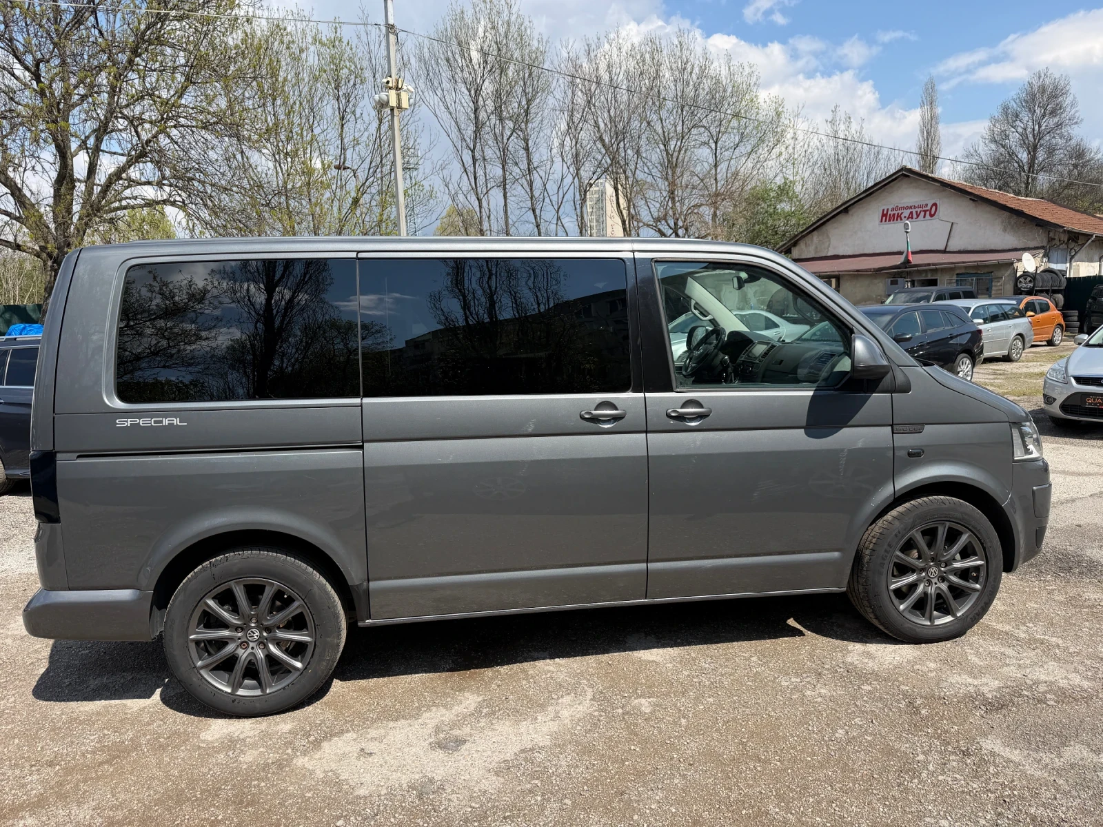 VW Multivan 2.0TDI 140hp SPECIAL EDITION, снимка 2 - Бусове и автобуси - 54239597