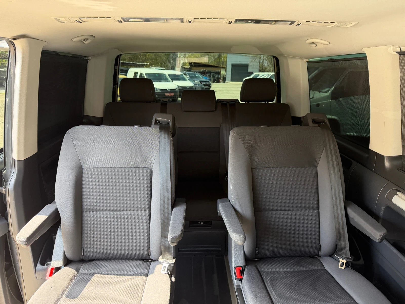 VW Multivan 2.0TDI 140hp SPECIAL EDITION, снимка 12 - Бусове и автобуси - 54239597