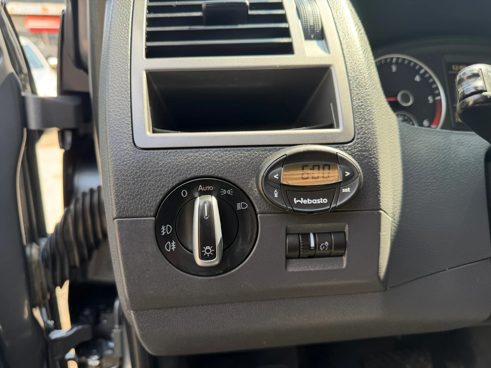 VW Multivan 2.0TDI 140hp SPECIAL EDITION, снимка 15 - Бусове и автобуси - 54239597