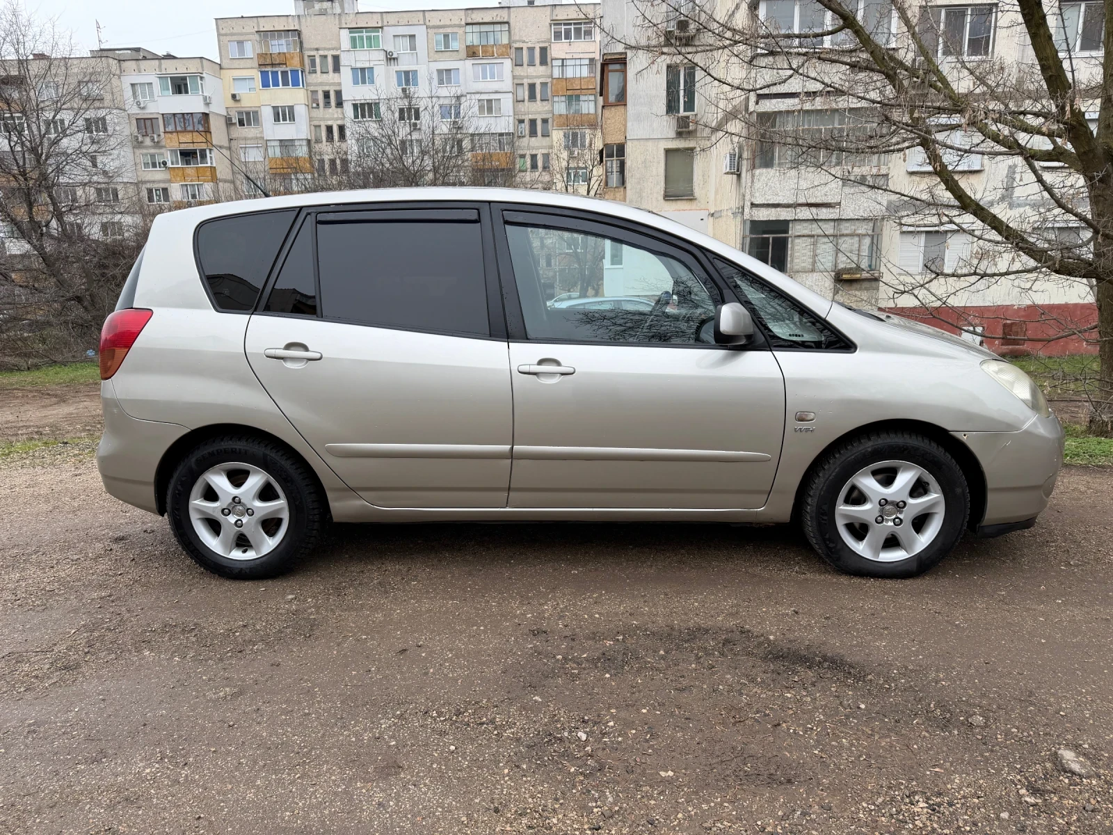 Toyota Corolla verso Газов инжекцион, снимка 2 - Автомобили и джипове - 54403133