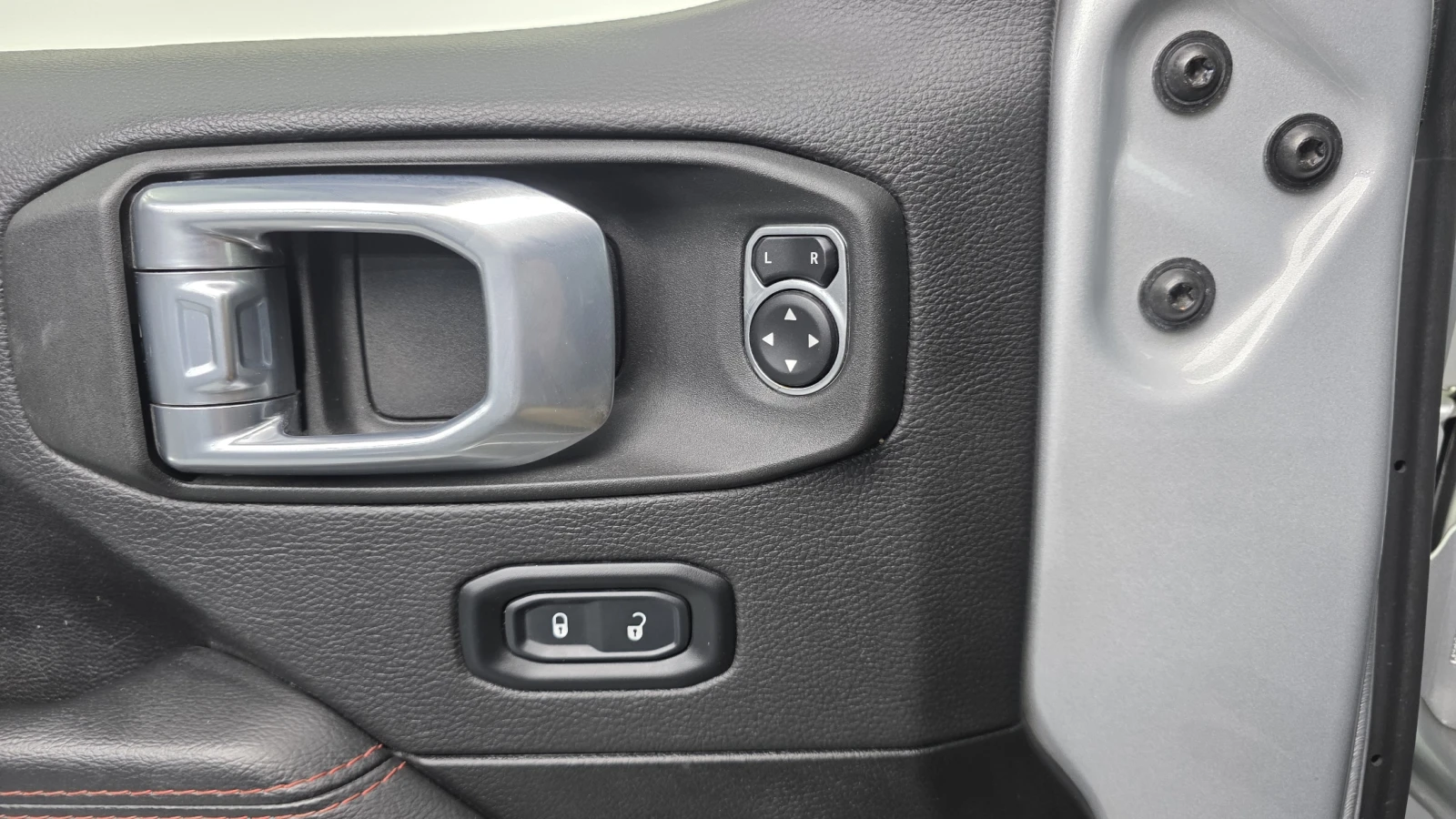 Jeep Wrangler 2.0* BLIND SPOT* ПОДГРЕВ ВОЛАН* КРАЙНА ЦЕНА, снимка 11 - Автомобили и джипове - 55594961