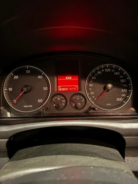 VW Touran 2.0Tdi 7 Местен - 2600 € / 5085.16 лв. - 72353788 11