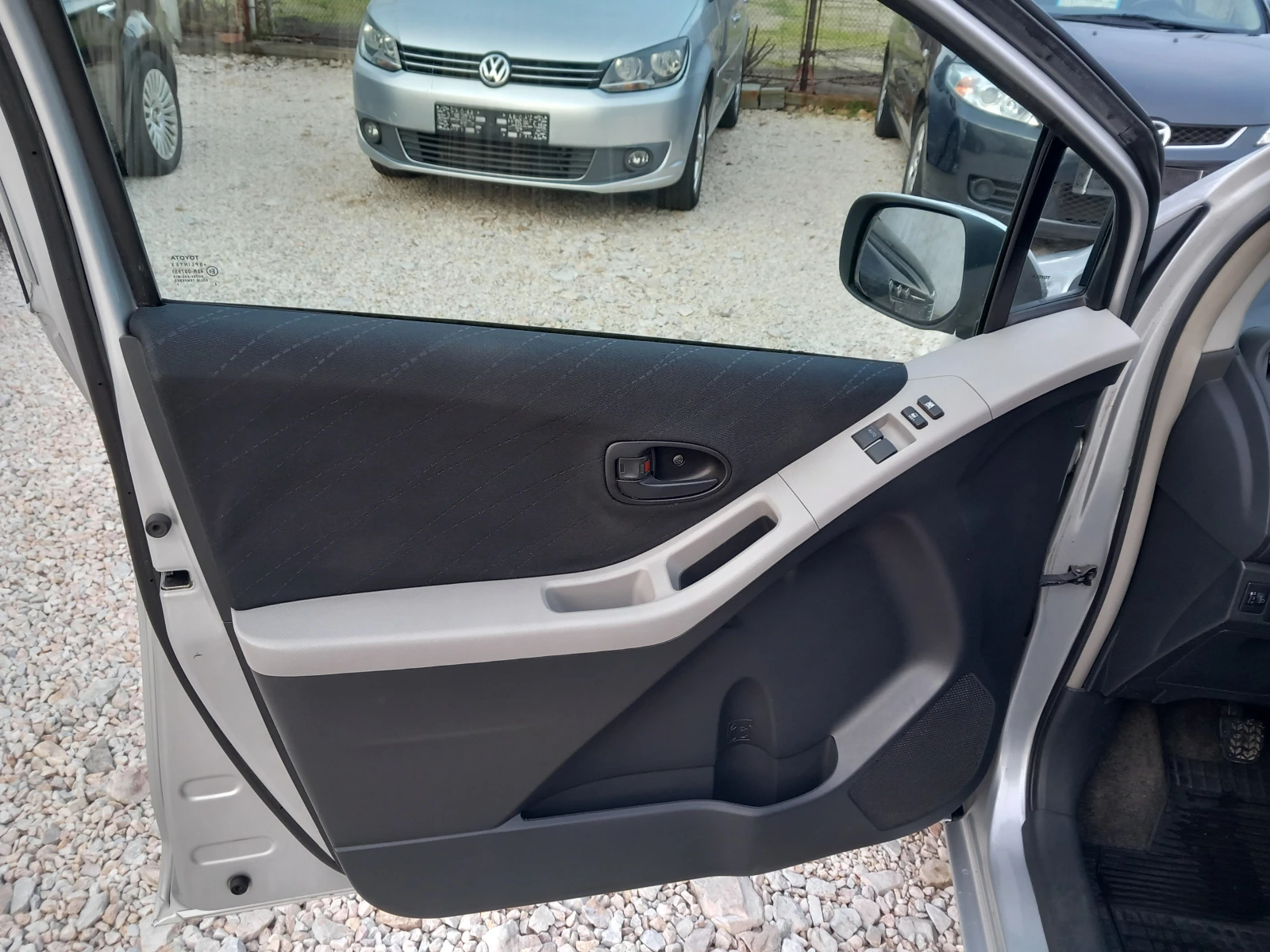 Toyota Yaris 1.3i  88 | Mobile.bg   13