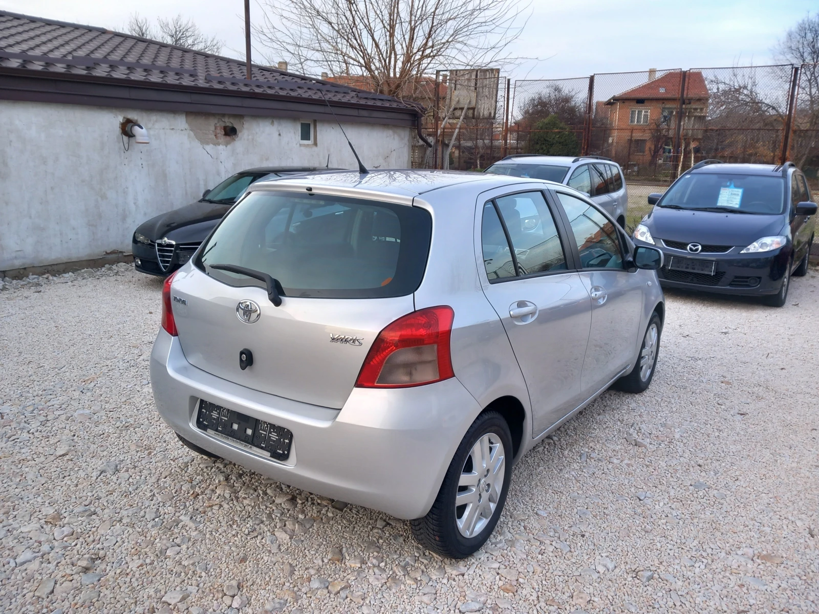 Toyota Yaris 1.3i климатик 88кс - изображение 4