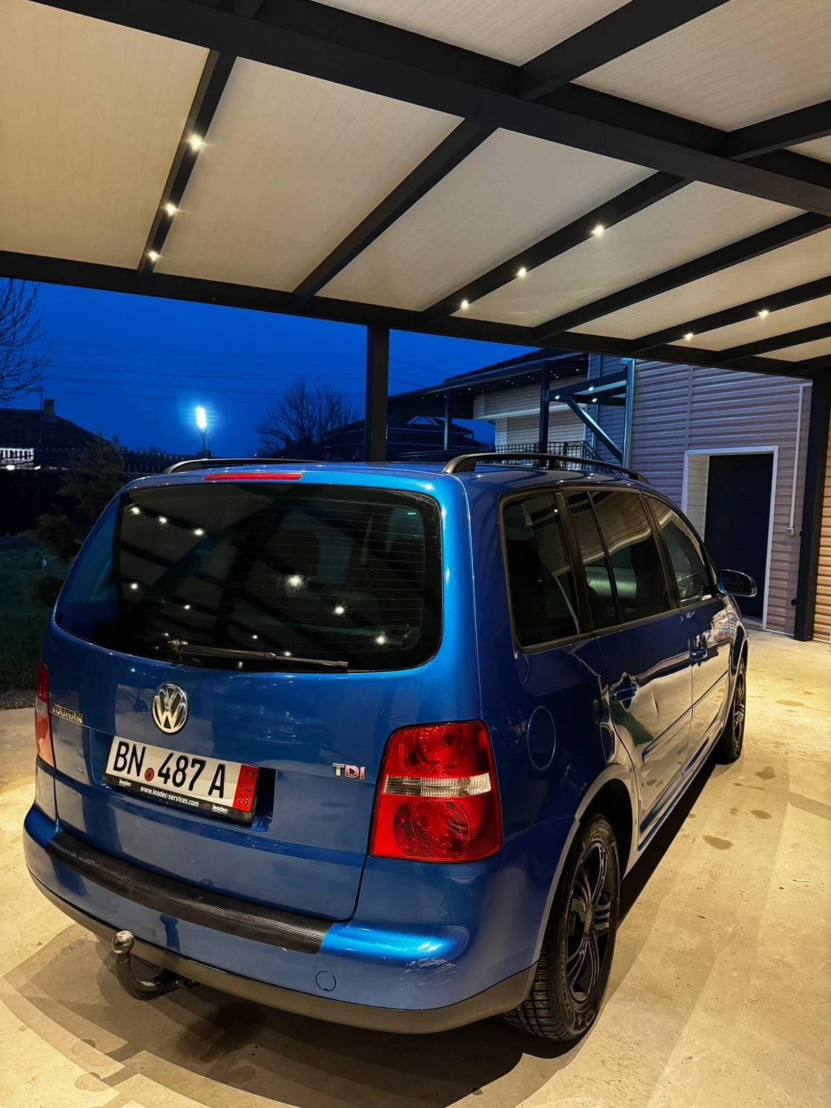 VW Touran 2.0Tdi 7 Местен, снимка 4 - Автомобили и джипове - 53953702