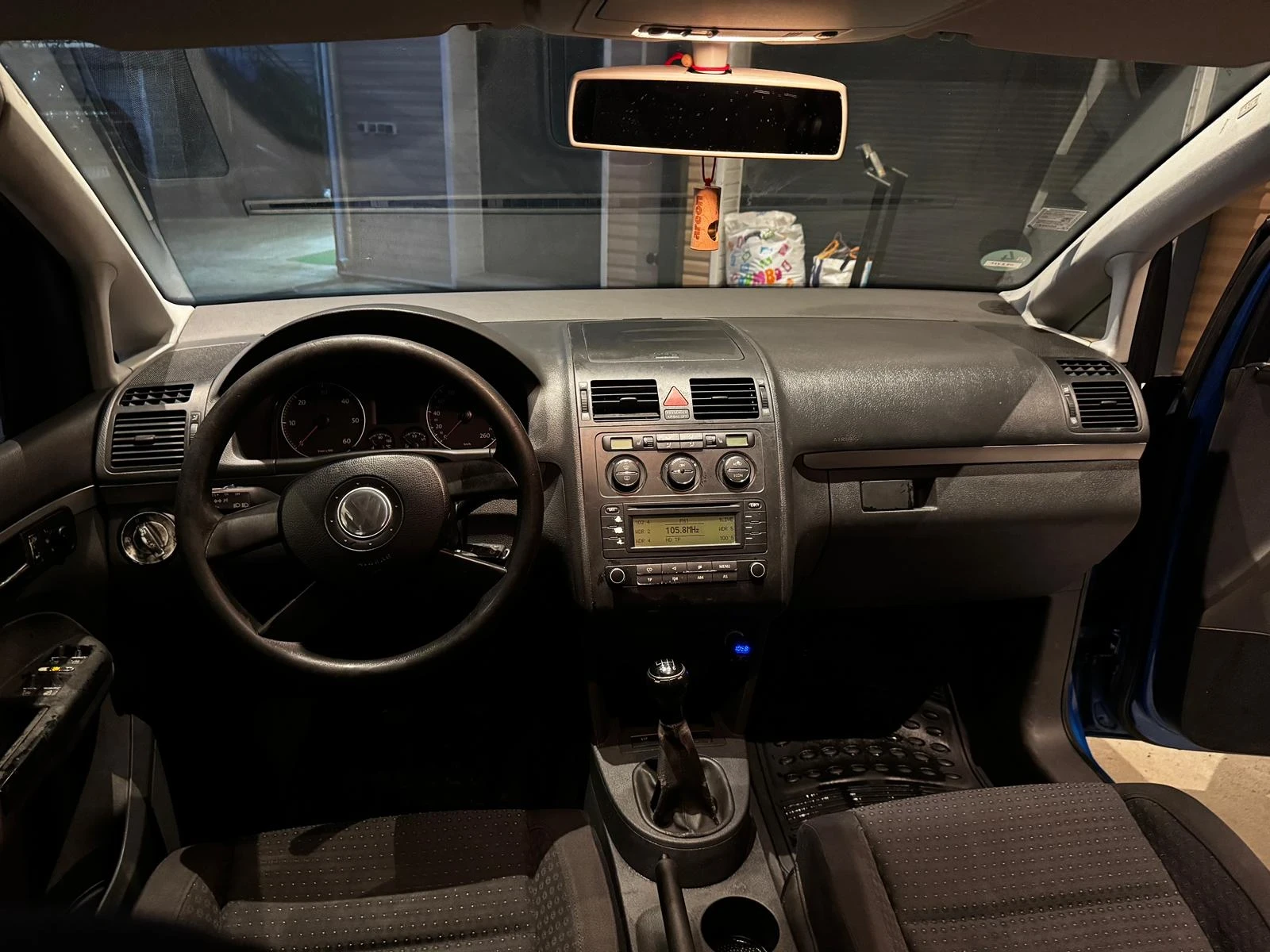 VW Touran 2.0Tdi 7 Местен, снимка 9 - Автомобили и джипове - 53953702