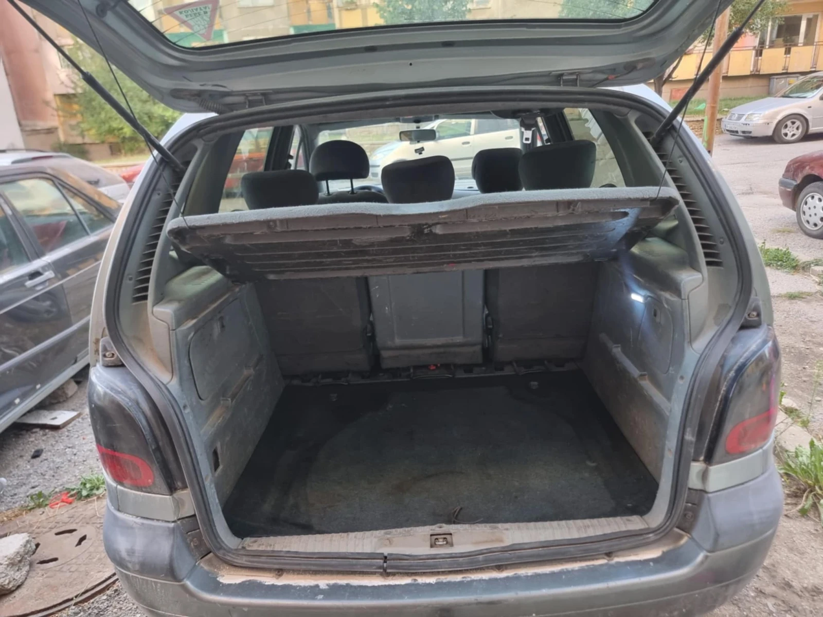 Renault Megane 1.9 dti, снимка 4 - Автомобили и джипове - 54337457