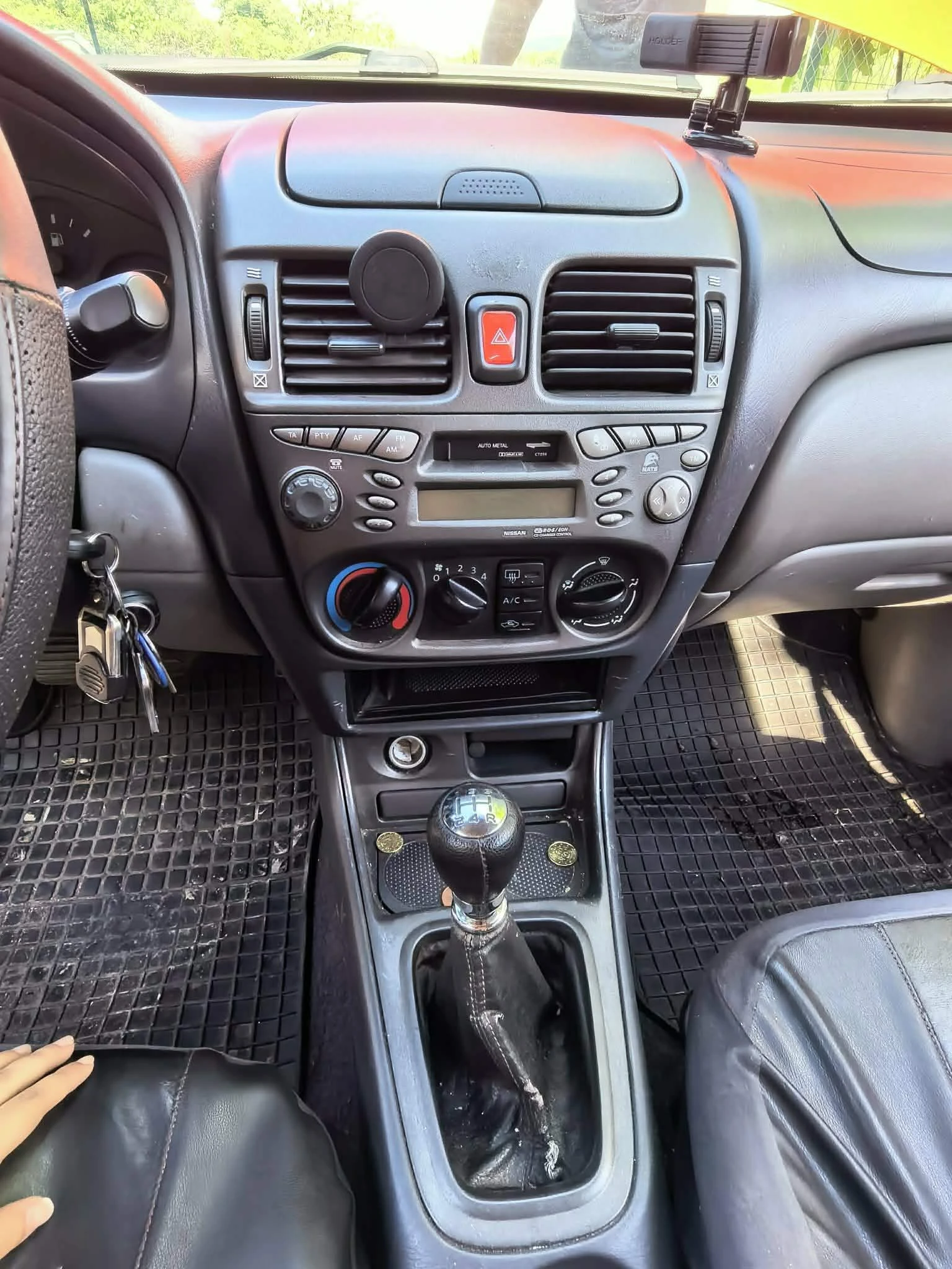 Nissan Almera 1.5, снимка 16 - Автомобили и джипове - 54811737