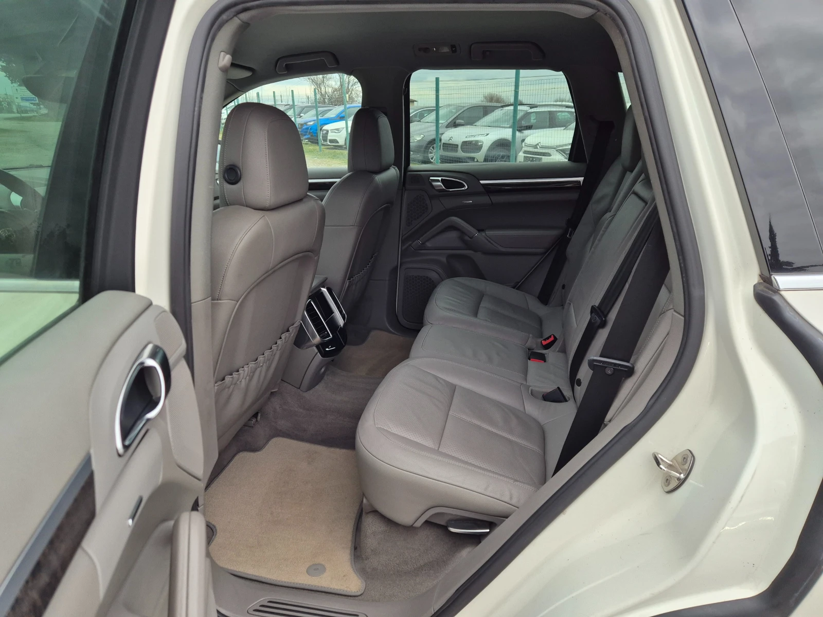 Porsche Cayenne 3.0d 245кс, снимка 12 - Автомобили и джипове - 53905307