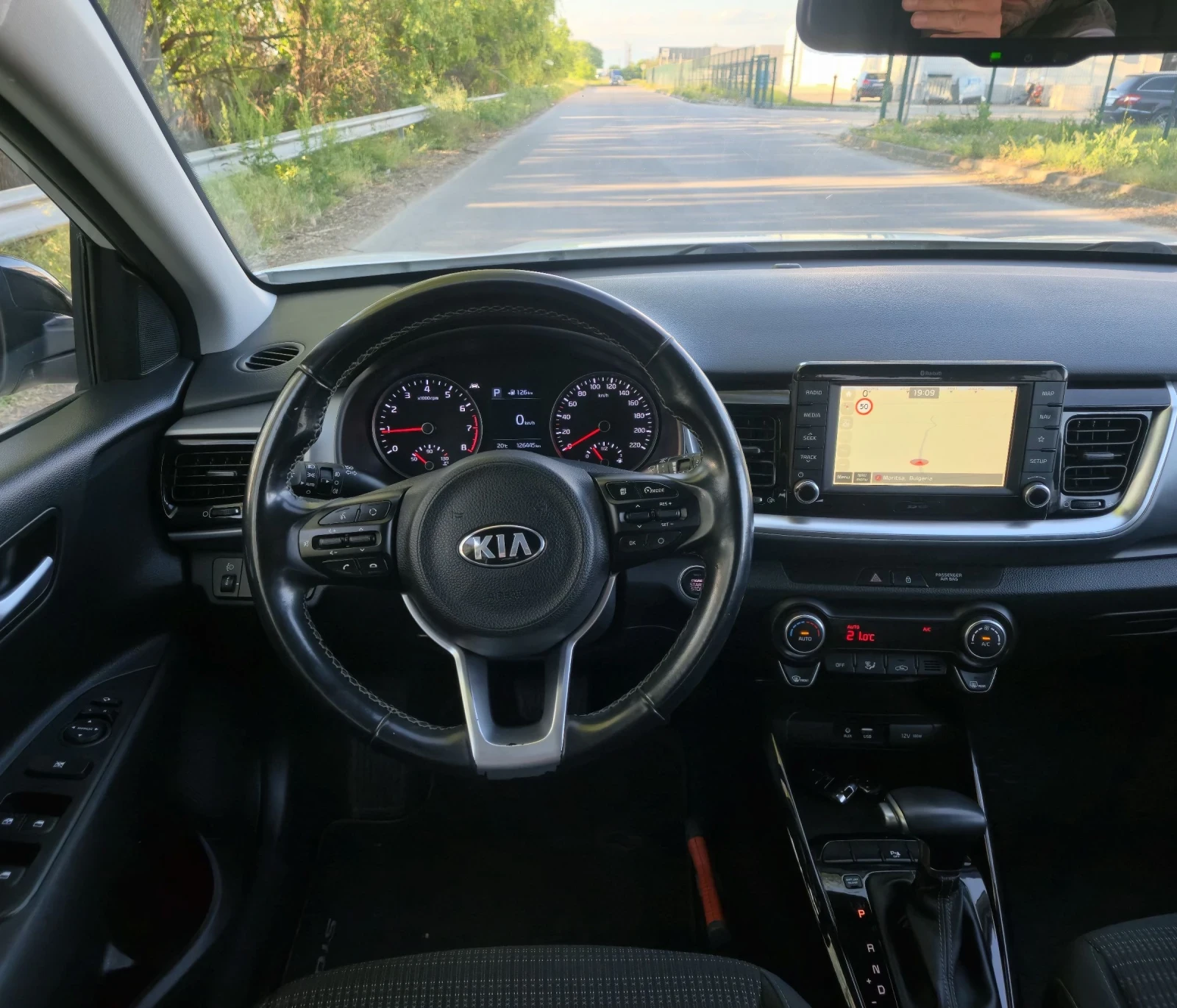Kia Stonic T- GDI 120кс.- NAVI- CARPLAY- WAZE, снимка 14 - Автомобили и джипове - 54556830
