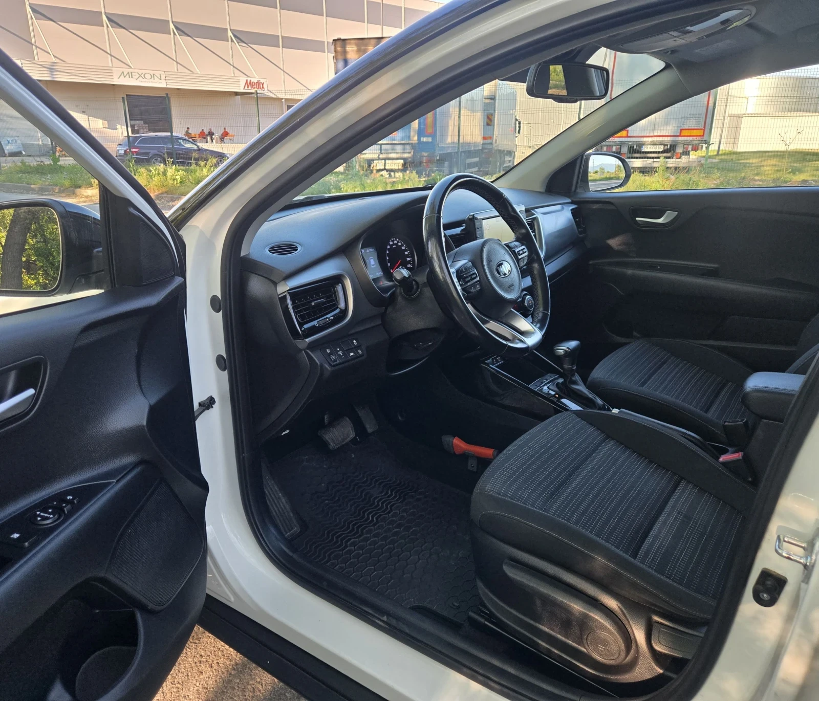 Kia Stonic T- GDI 120кс.- NAVI- CARPLAY- WAZE, снимка 10 - Автомобили и джипове - 54556830