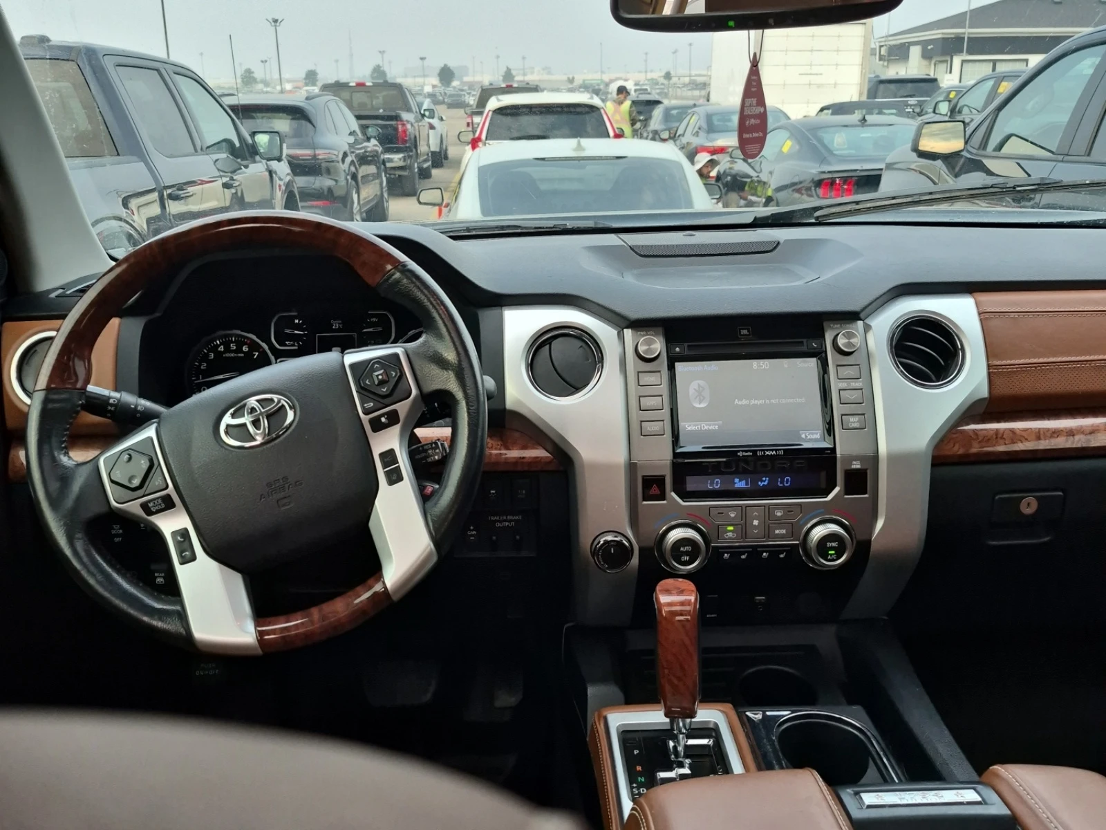 Toyota Tundra PLATINUM 5.7 * SHORT BED * ОРАНЖЕВ САЛОН * , снимка 6 - Автомобили и джипове - 55328563