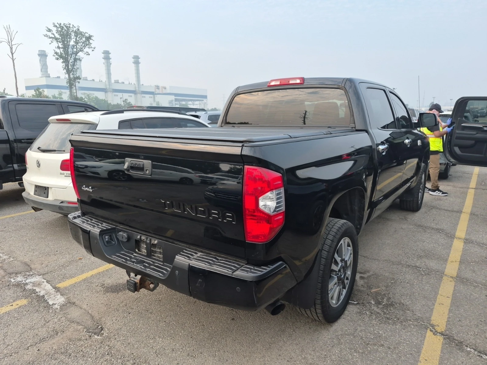 Toyota Tundra PLATINUM 5.7 * SHORT BED * ОРАНЖЕВ САЛОН * , снимка 3 - Автомобили и джипове - 55328563