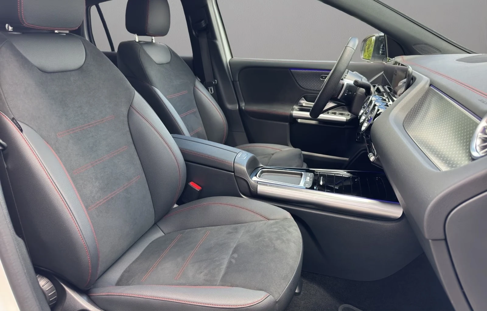 Mercedes-Benz EQA 350 / FACELIFT / AMG / NIGHT / 4-MATIC / CAMERA /, снимка 15 - Автомобили и джипове - 55707458