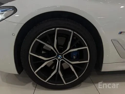 BMW 530 * ПАКЕТ * ДИСТРОНИК * HUD * ЛАЗЕРИ* 360* ОБДУХВАНЕ, снимка 9 - Автомобили и джипове - 54576210