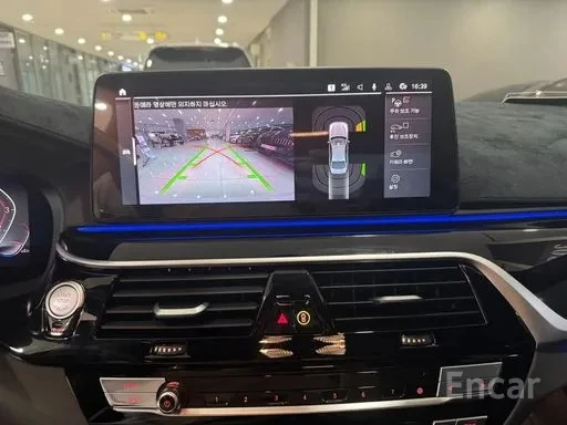 BMW 530 * ПАКЕТ * ДИСТРОНИК * HUD * ЛАЗЕРИ* 360* ОБДУХВАНЕ, снимка 8 - Автомобили и джипове - 54576210