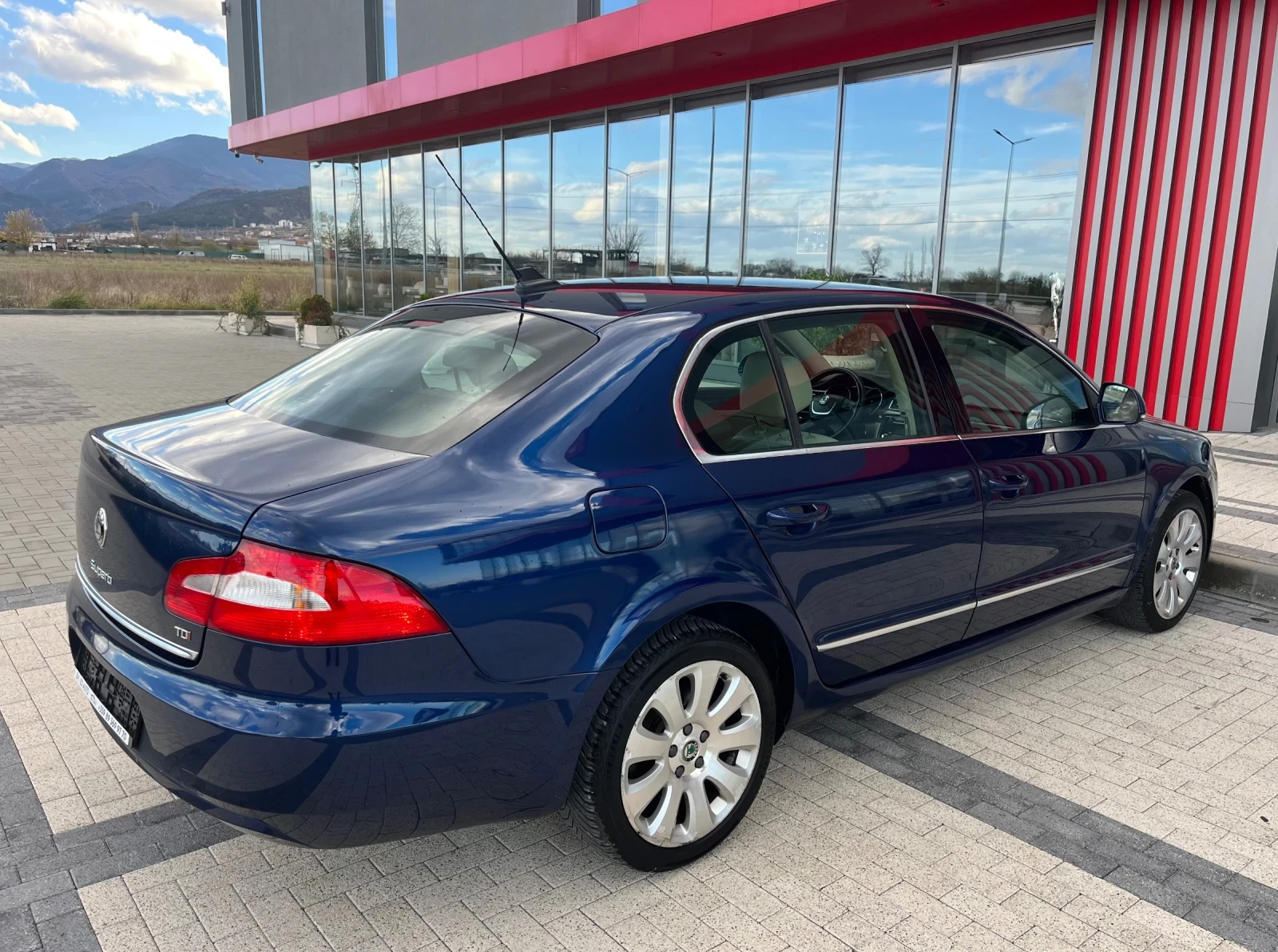 Skoda Superb 2.0TDI/КОЖА/ПОДГРЕВ/МЕМОРИ - изображение 4
