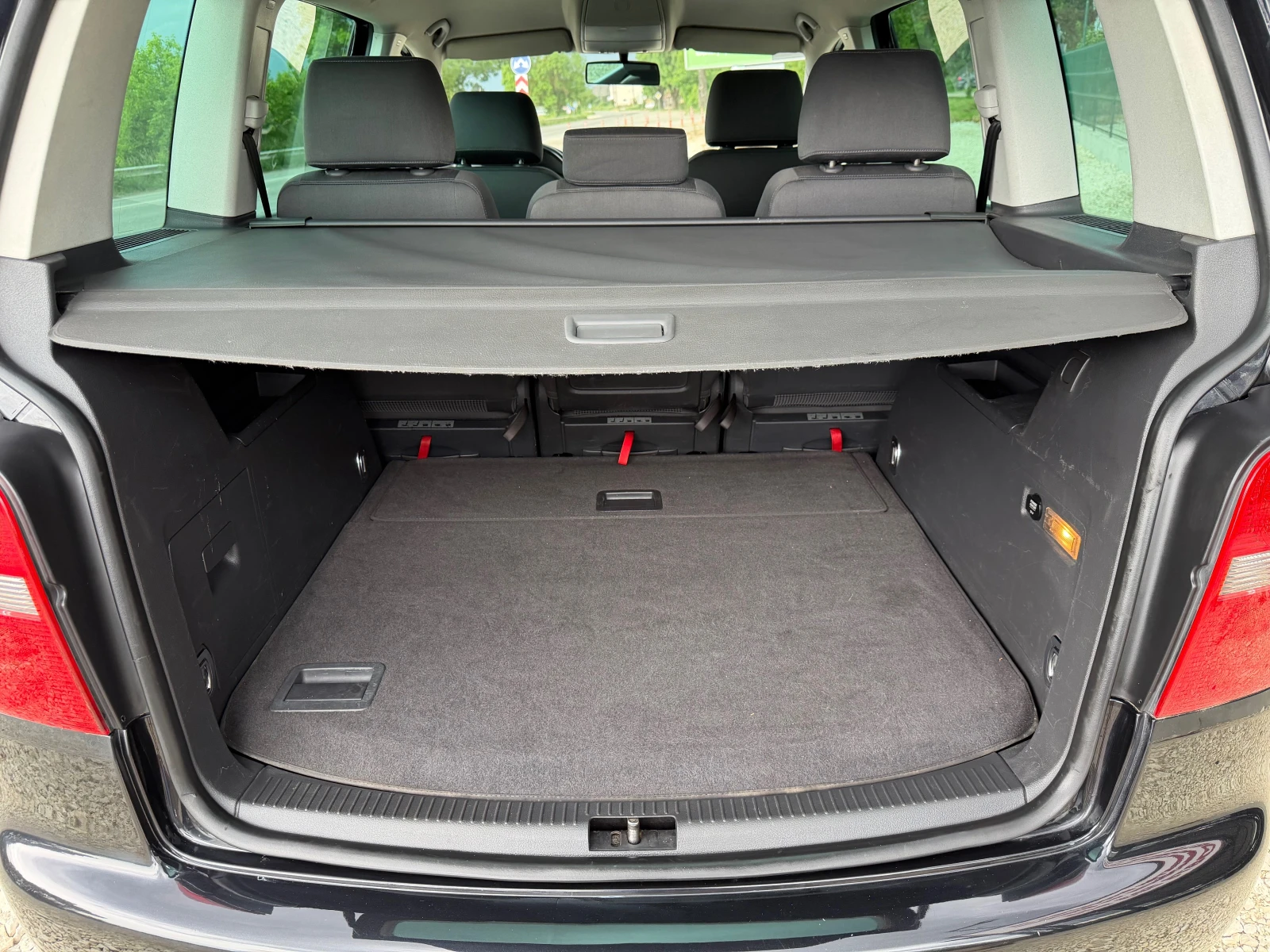 VW Touran 1.9TDI/105p.s-HighLine-6 speed, снимка 12 - Автомобили и джипове - 54584196
