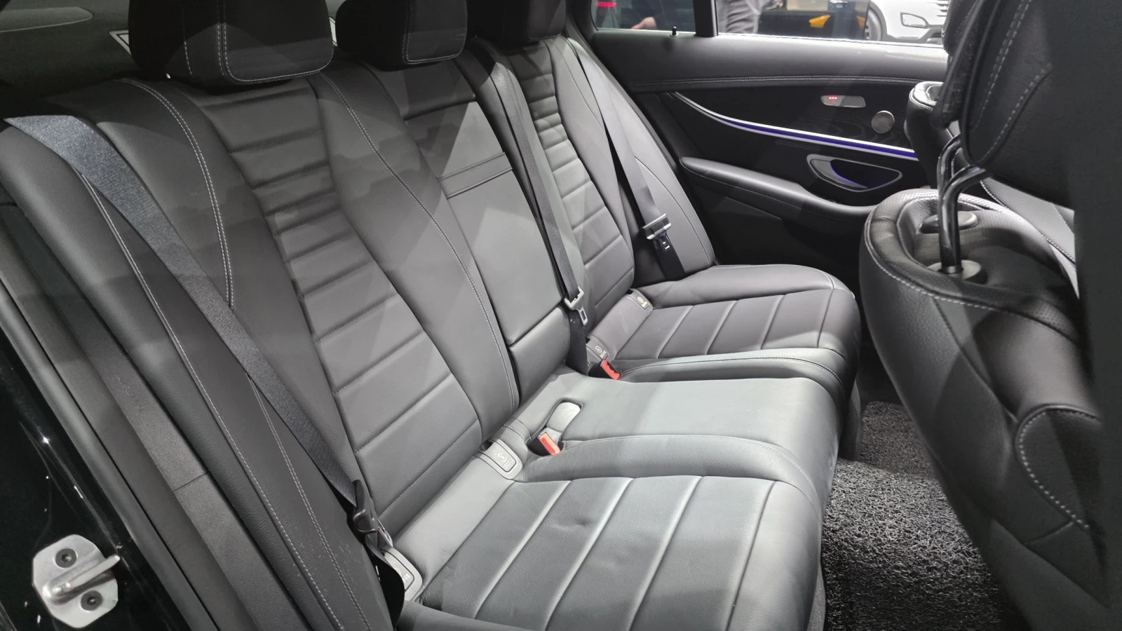Mercedes-Benz E 220 AMG* DIESEL* AWD* КОЖА* ПОДГР* ОБДУХ* 360* HUD* LI, снимка 11 - Автомобили и джипове - 54782007
